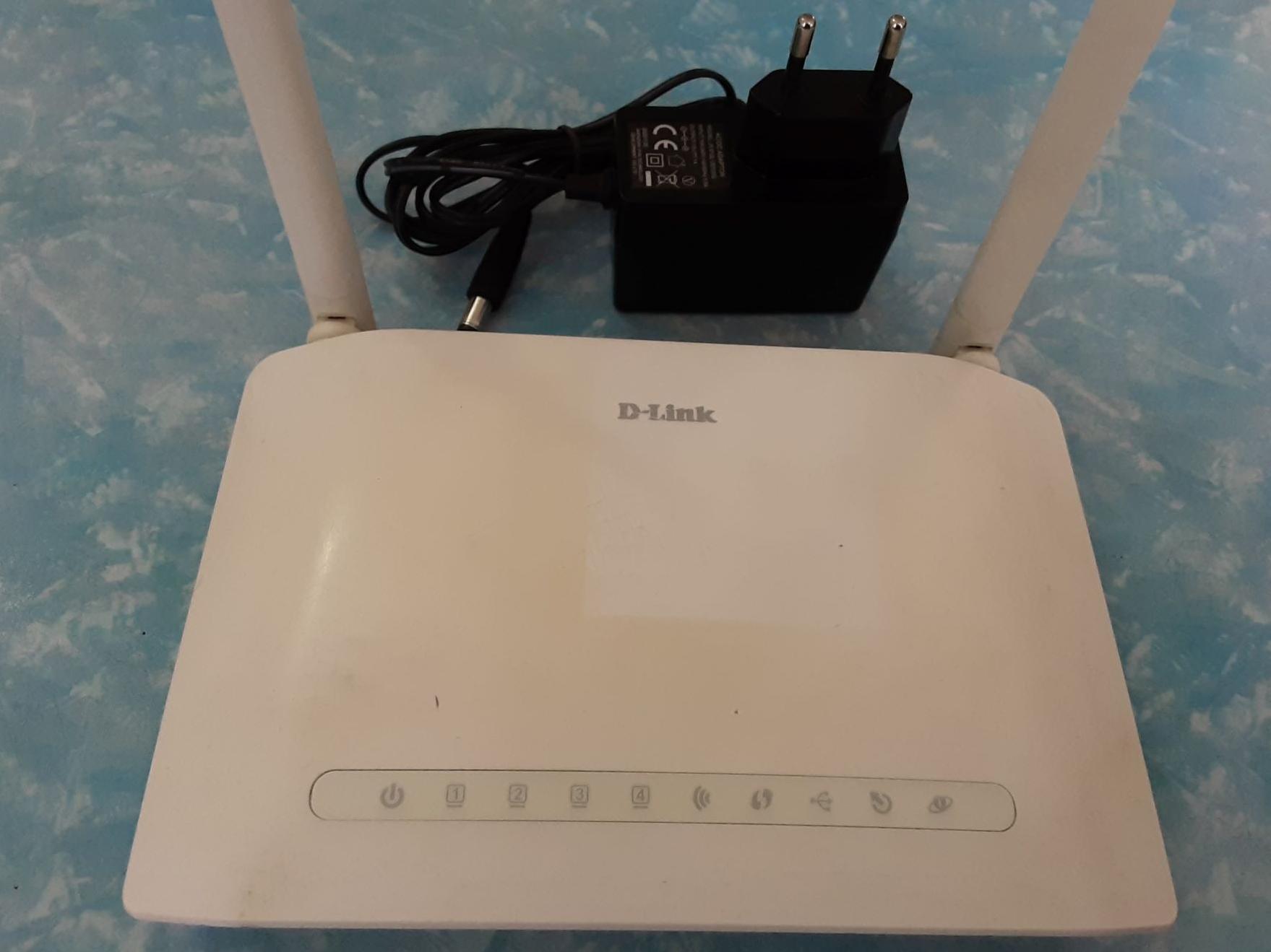 مودم دی-لینک دو آنتنه 2750U سالم با آداپتور