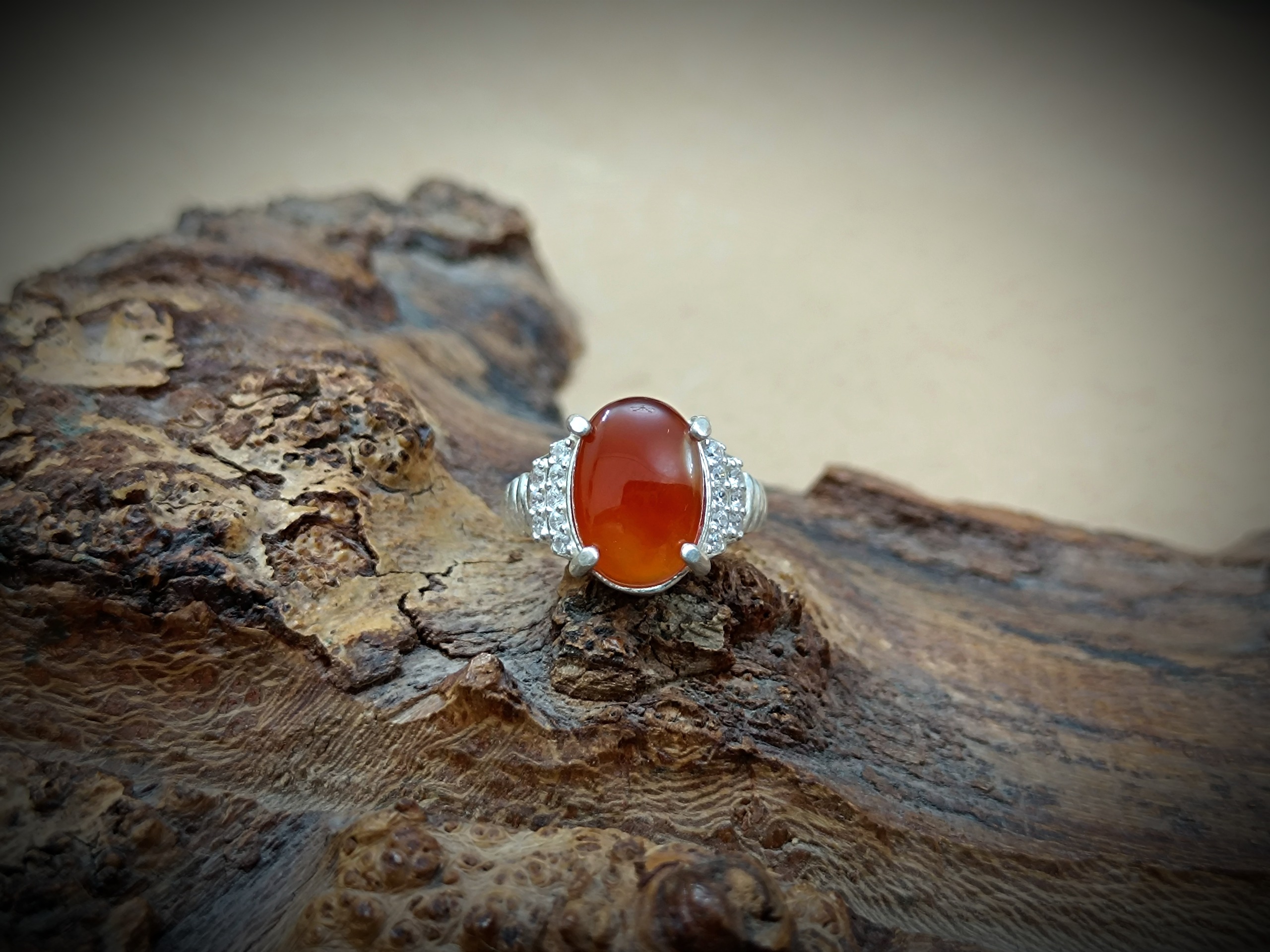 انگشتر نقره زنانه با نگین عقیق یمن