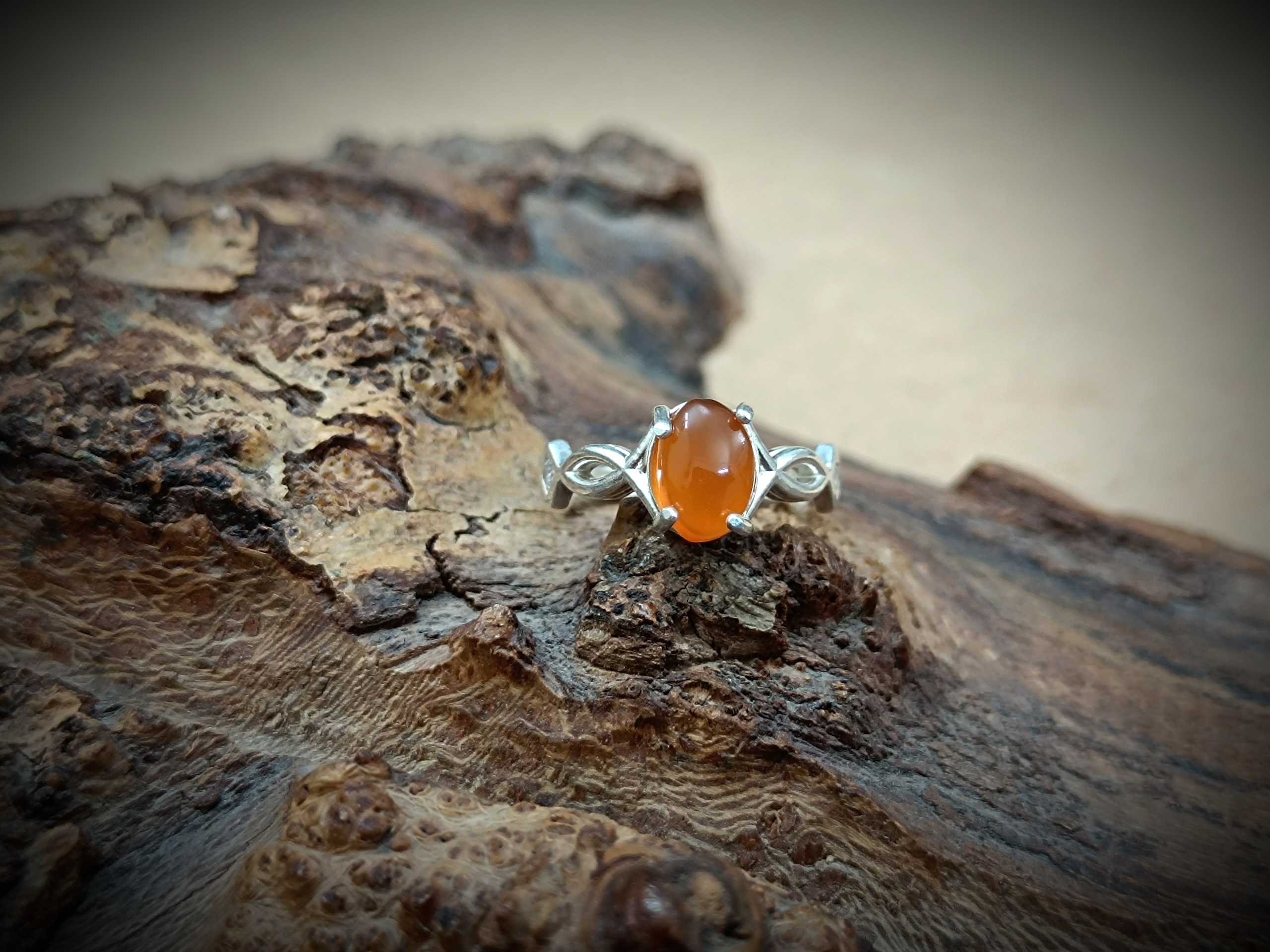 انگشتر نقره زنانه با نگین عقیق یمن