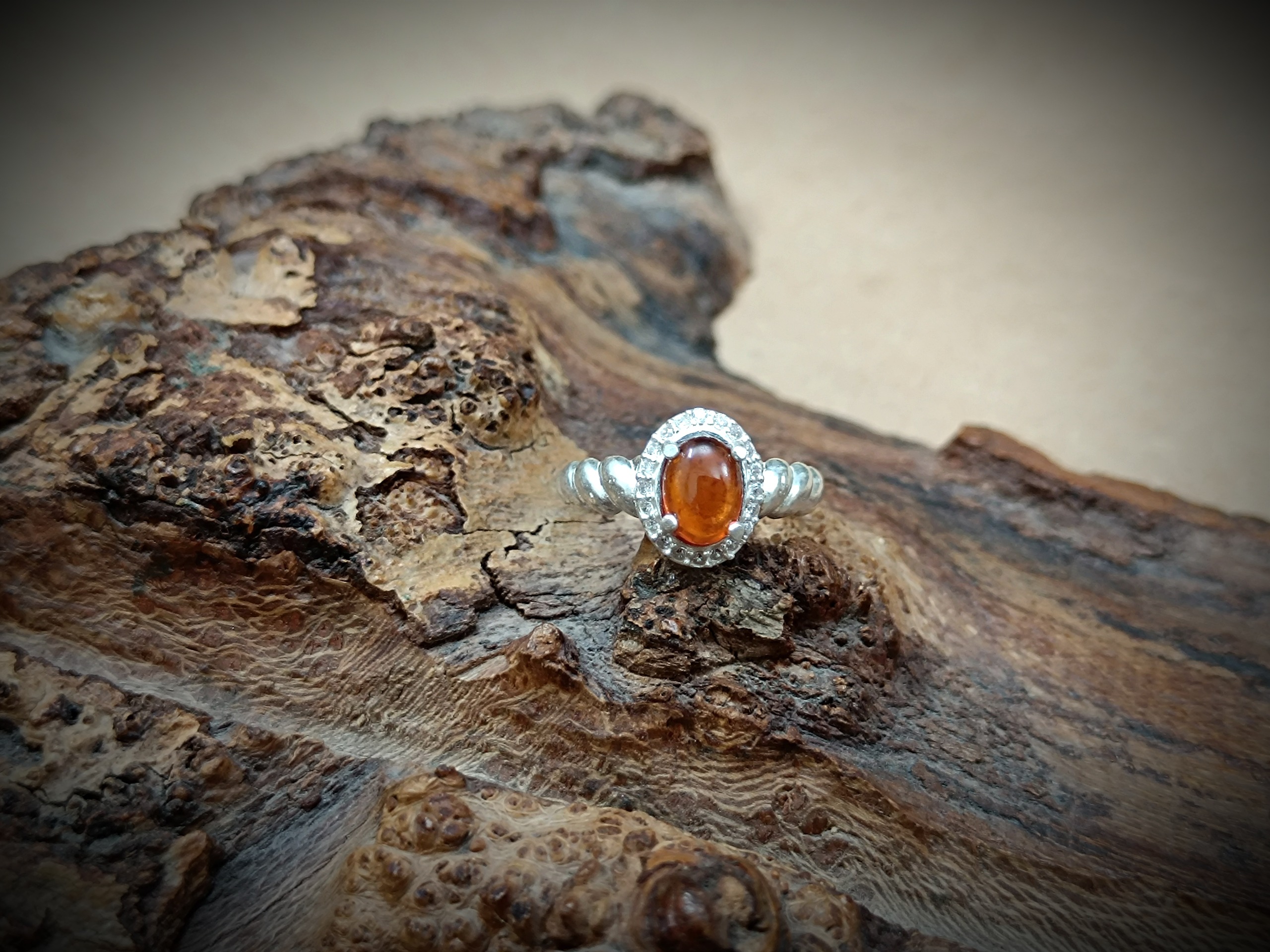 انگشتر نقره زنانه با نگین عقیق