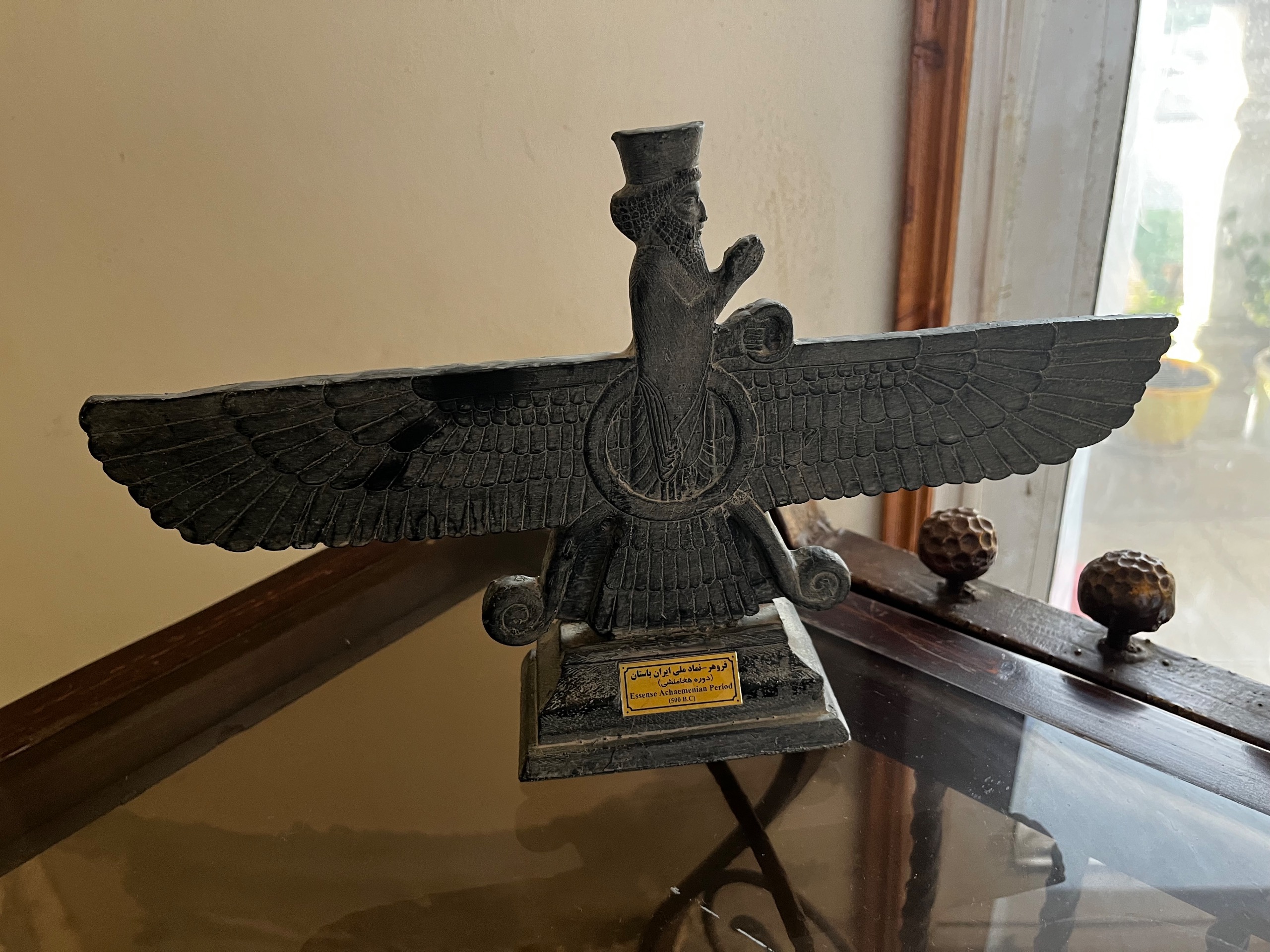 مجسمه فروهر سنگی