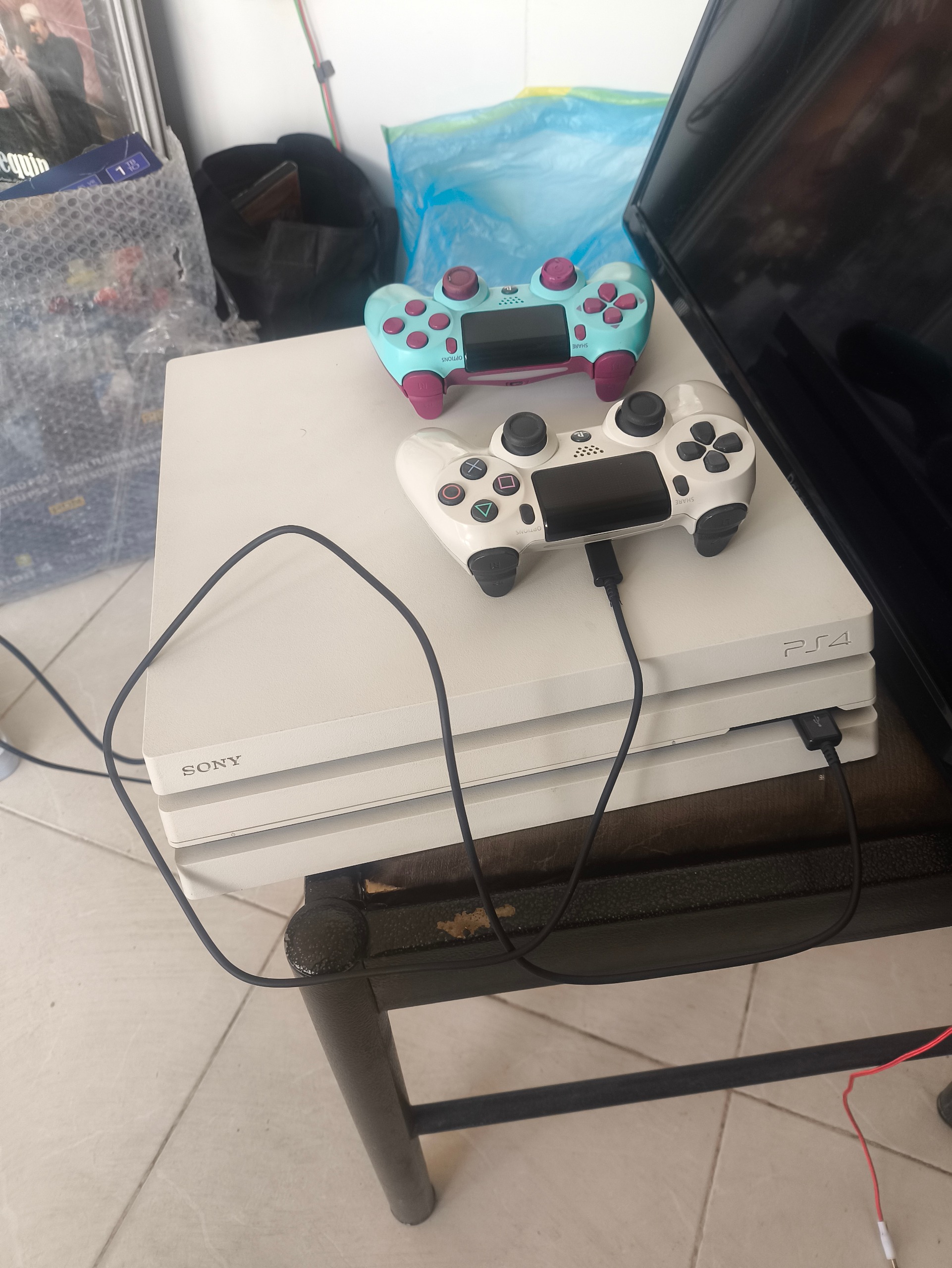 PS4 pro سفید کمیاب دو دسته