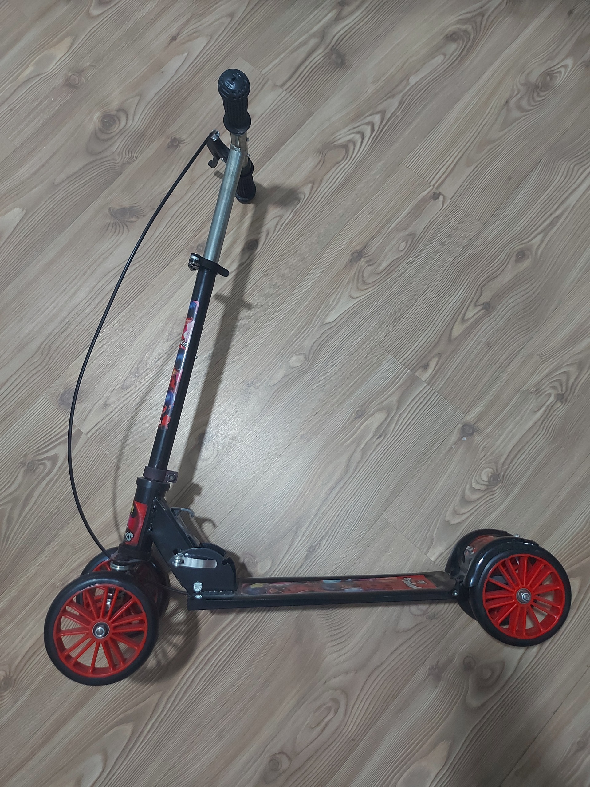 اسکوتر دختر کفشدوزکی