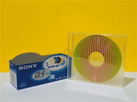تصویر سی دی CD خام سونی اصل ژاپن قاب دار طرح دار رنگی 