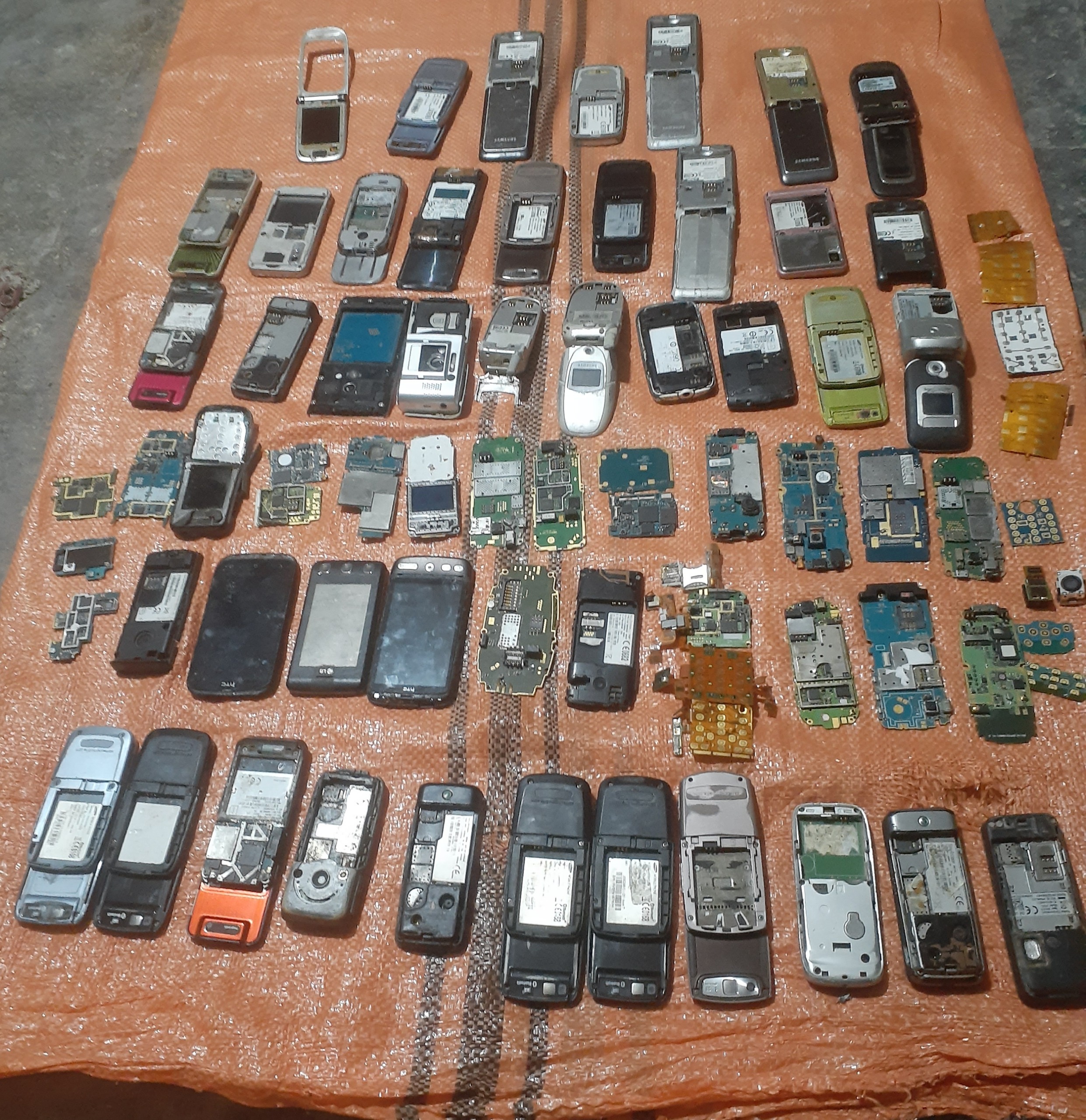 61 عدد برد و گوشی اسقاطی