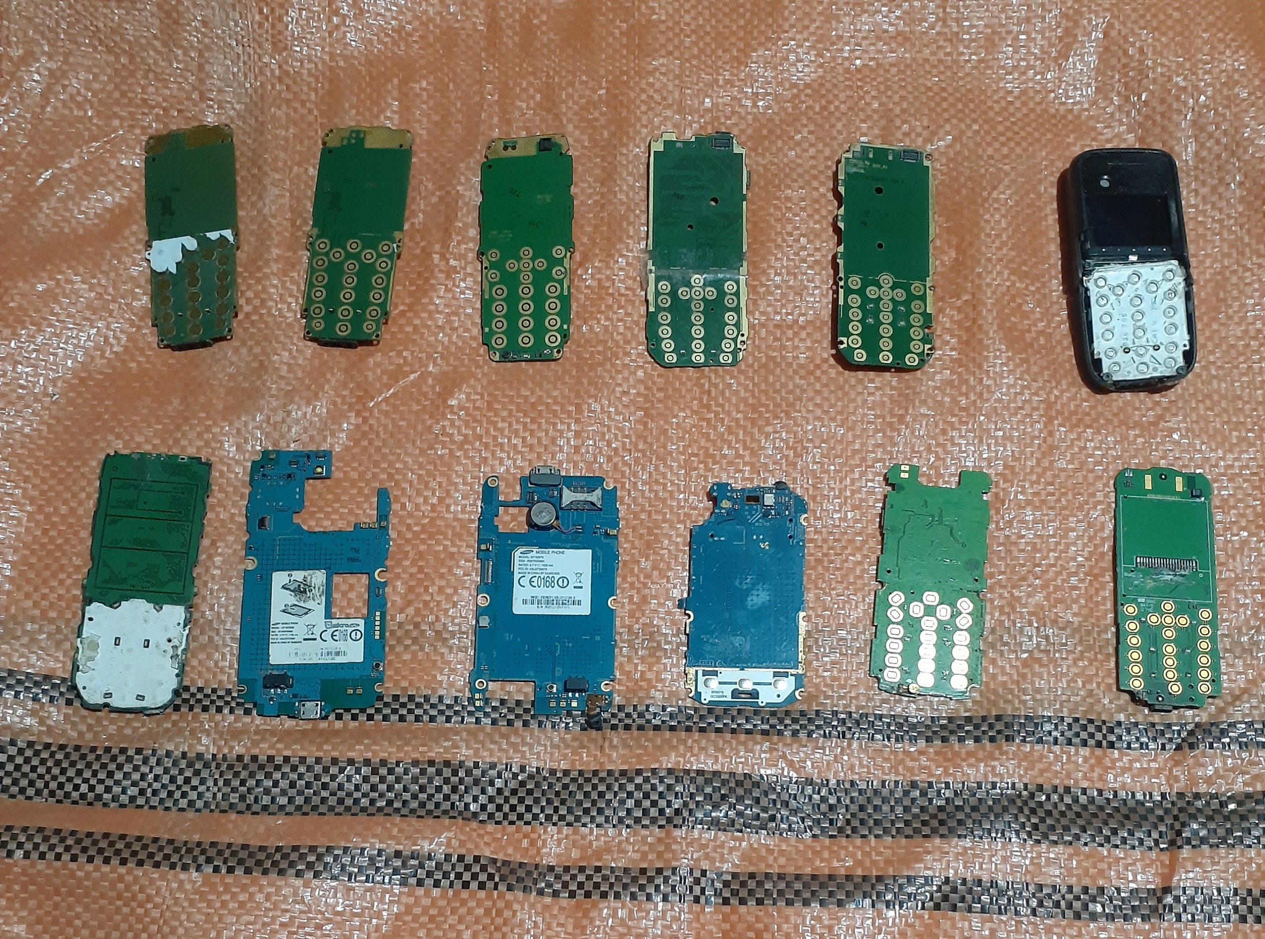 چند عدد برد و گوشی قدیم