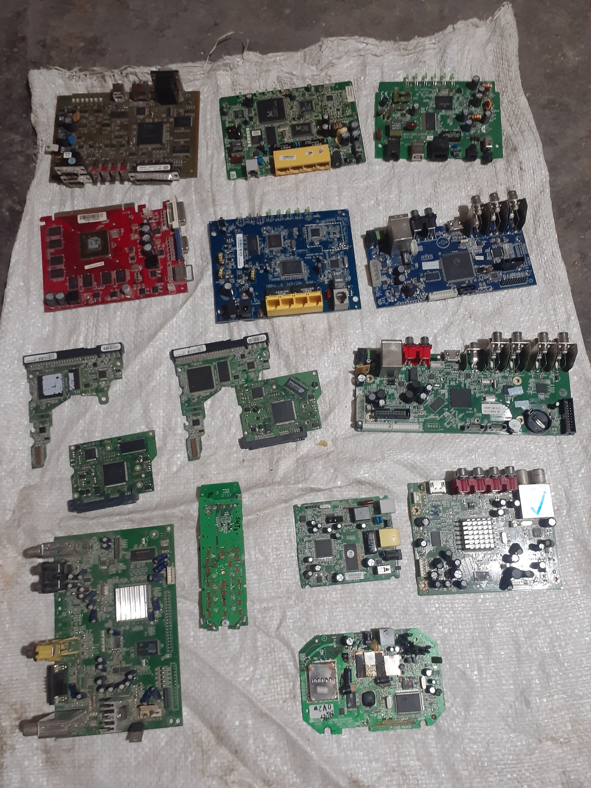 مقداری برد پربار قدیمی