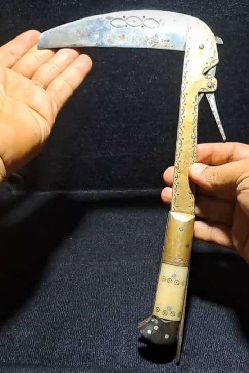 داس دسته استخوان کهنه