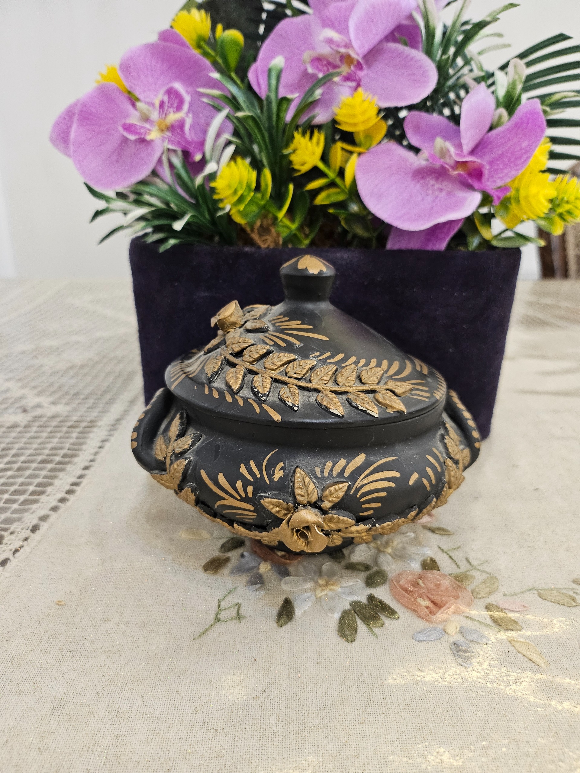یکعدد شکلات خوری سرامیکی