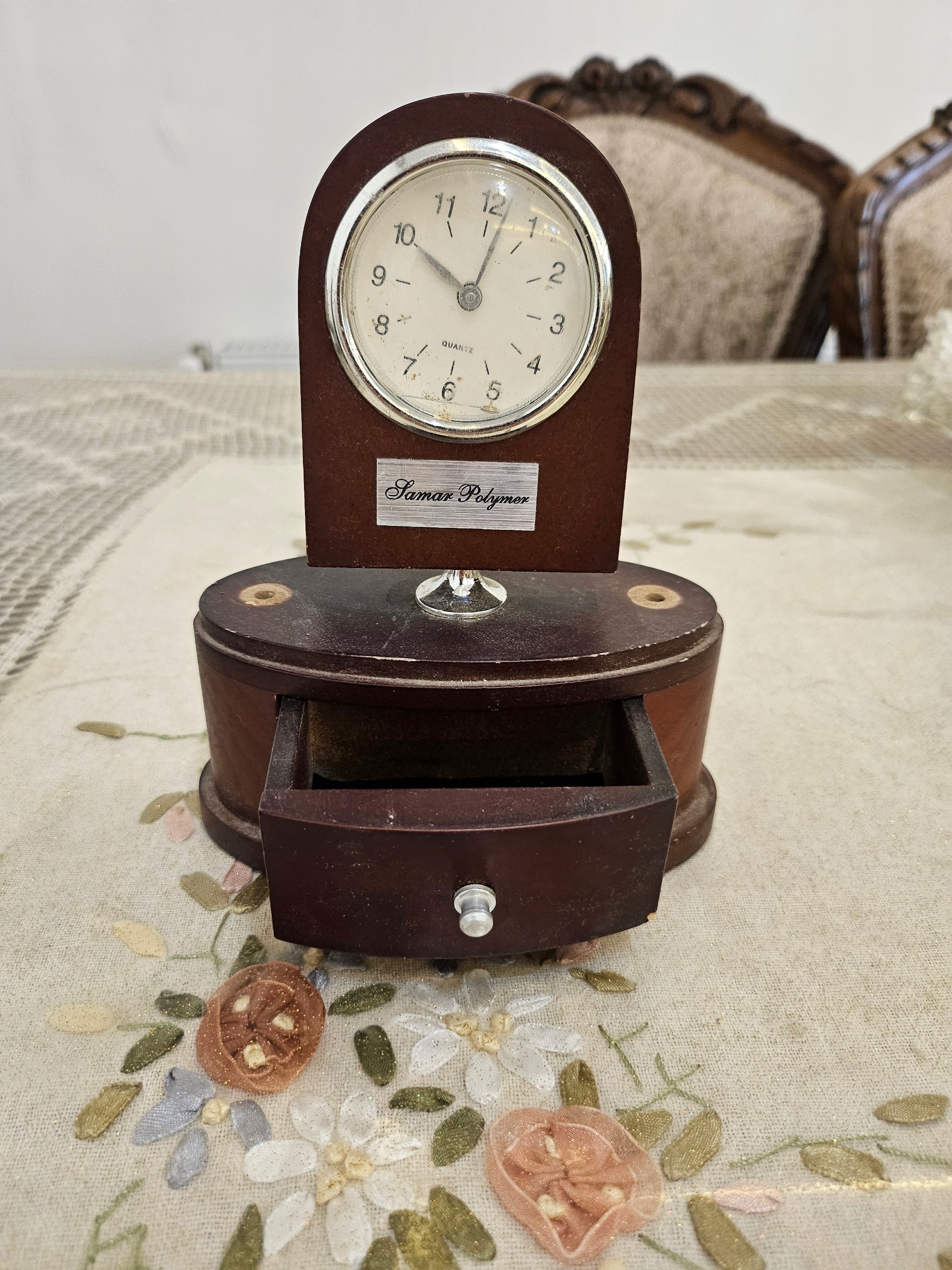 یکعدد ساعت رومیزی