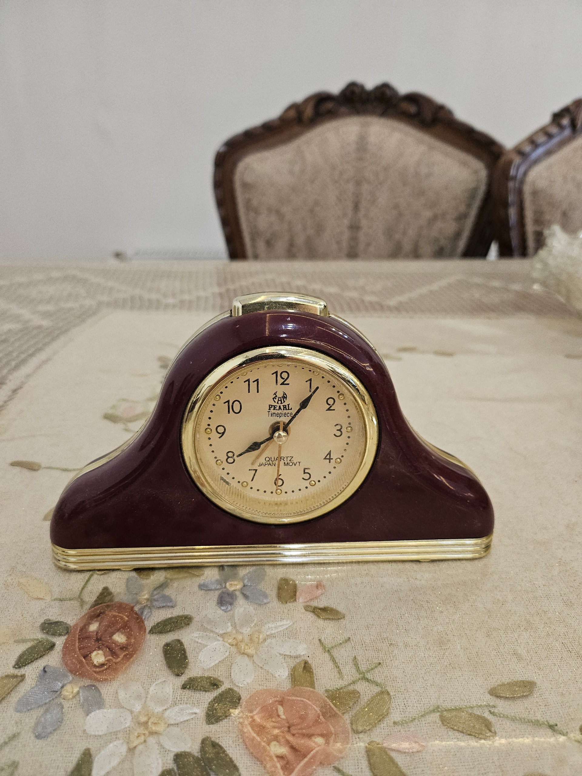یکعدد ساعت رومیزی