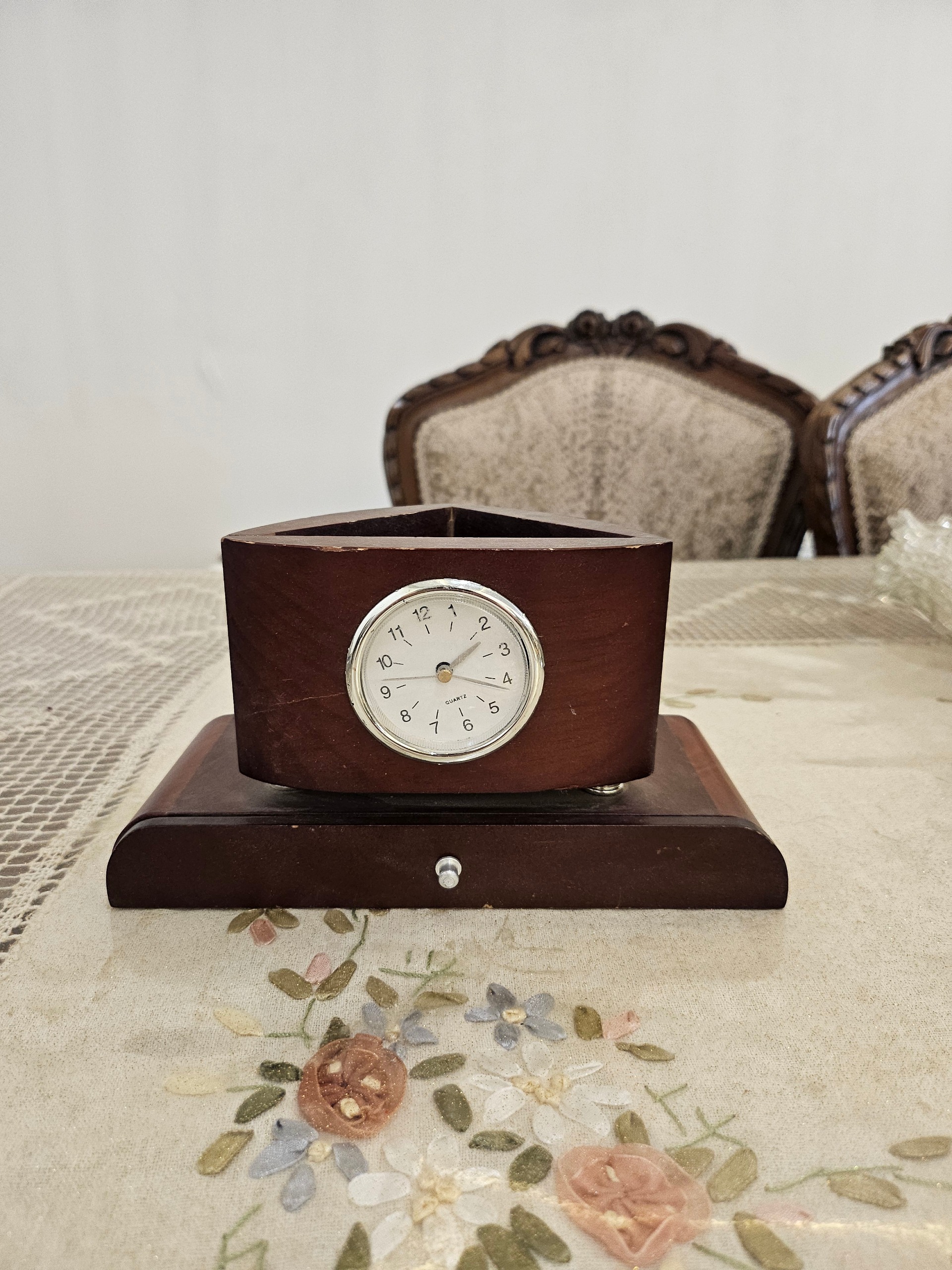 یکعدد ساعت رومیزی