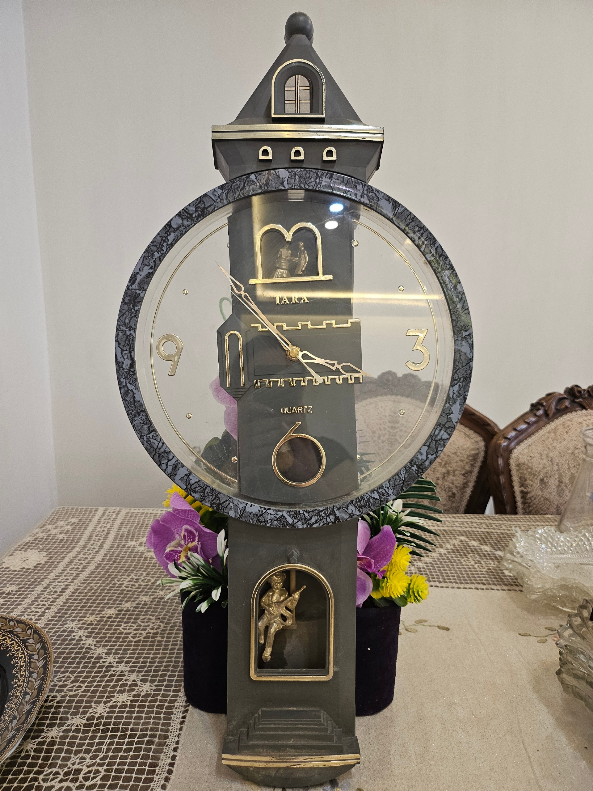 یکعدد ساعت دیواری