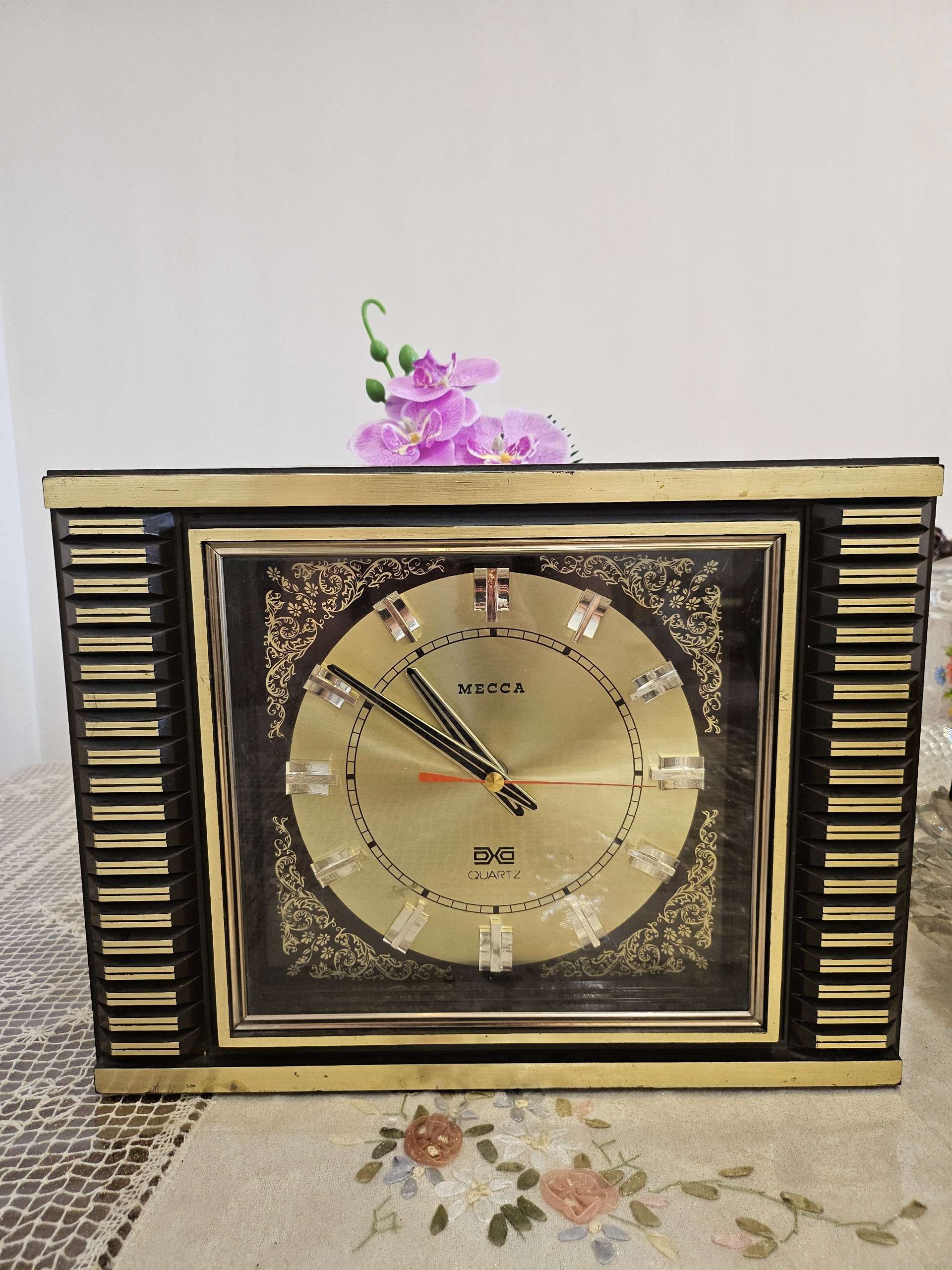 ساعت دیواری قدیمی