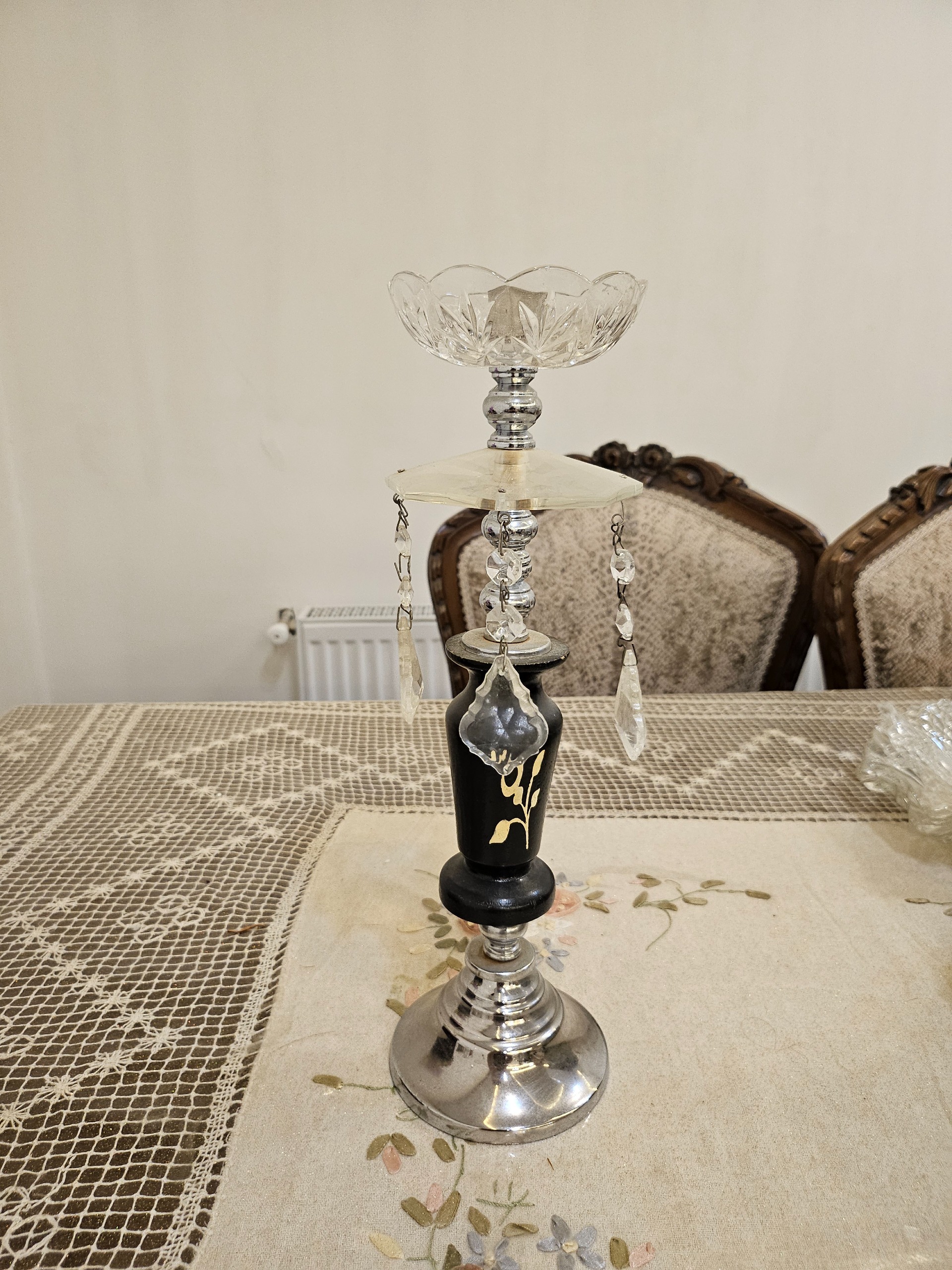یکعدد شمعدان قدیمی ترکیب چوبی و بلور