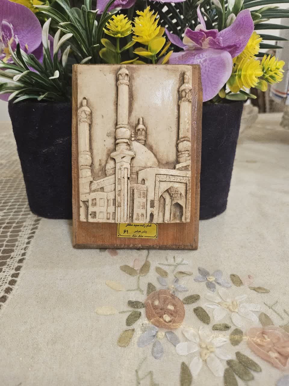 یکعدد دیوارکوب پلی استر