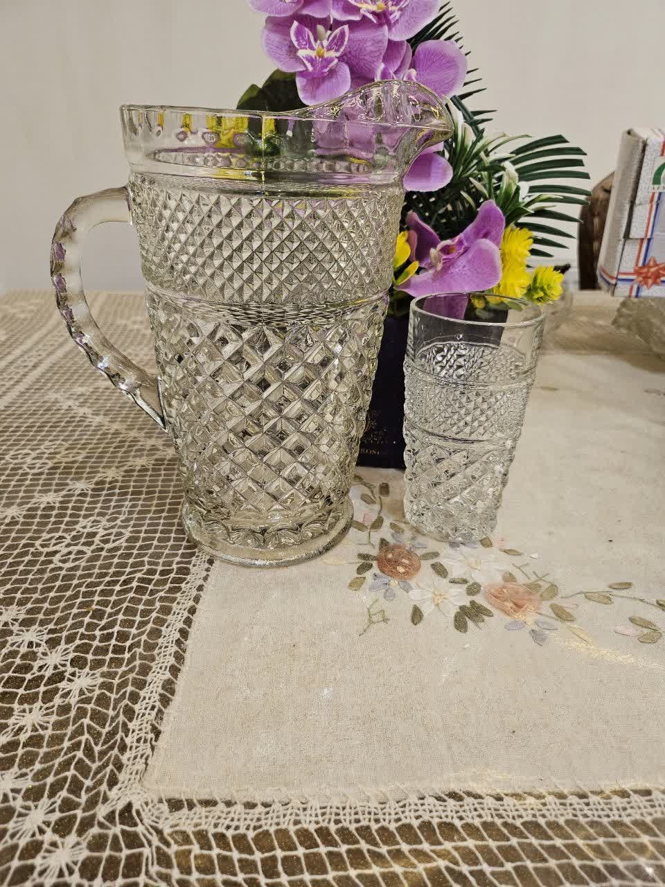 یکعدد پارچ و یکعدد لیوان آمریکایی