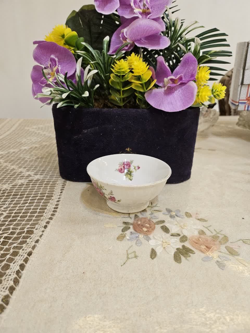 یکعدد کاسه گل سرخی