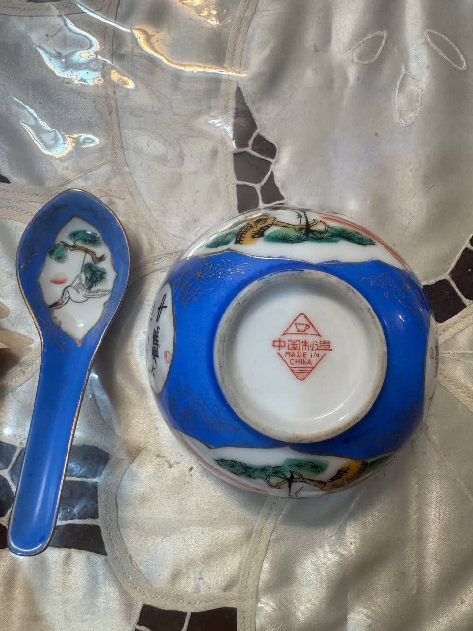 کاسه با قاشق قدیمی