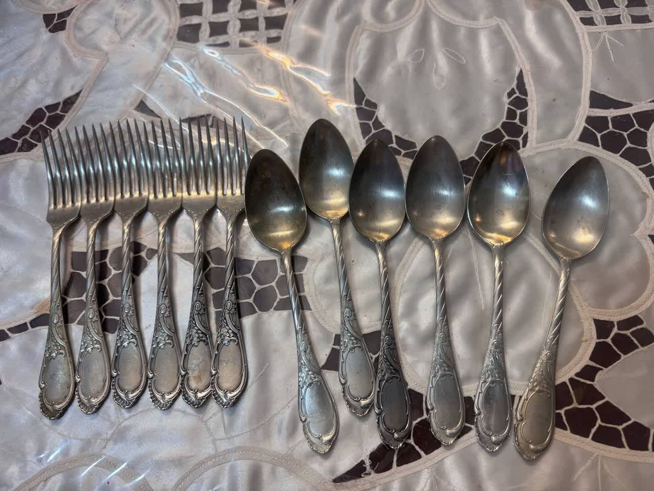 یکدست قاشق و چنگال قدیمی