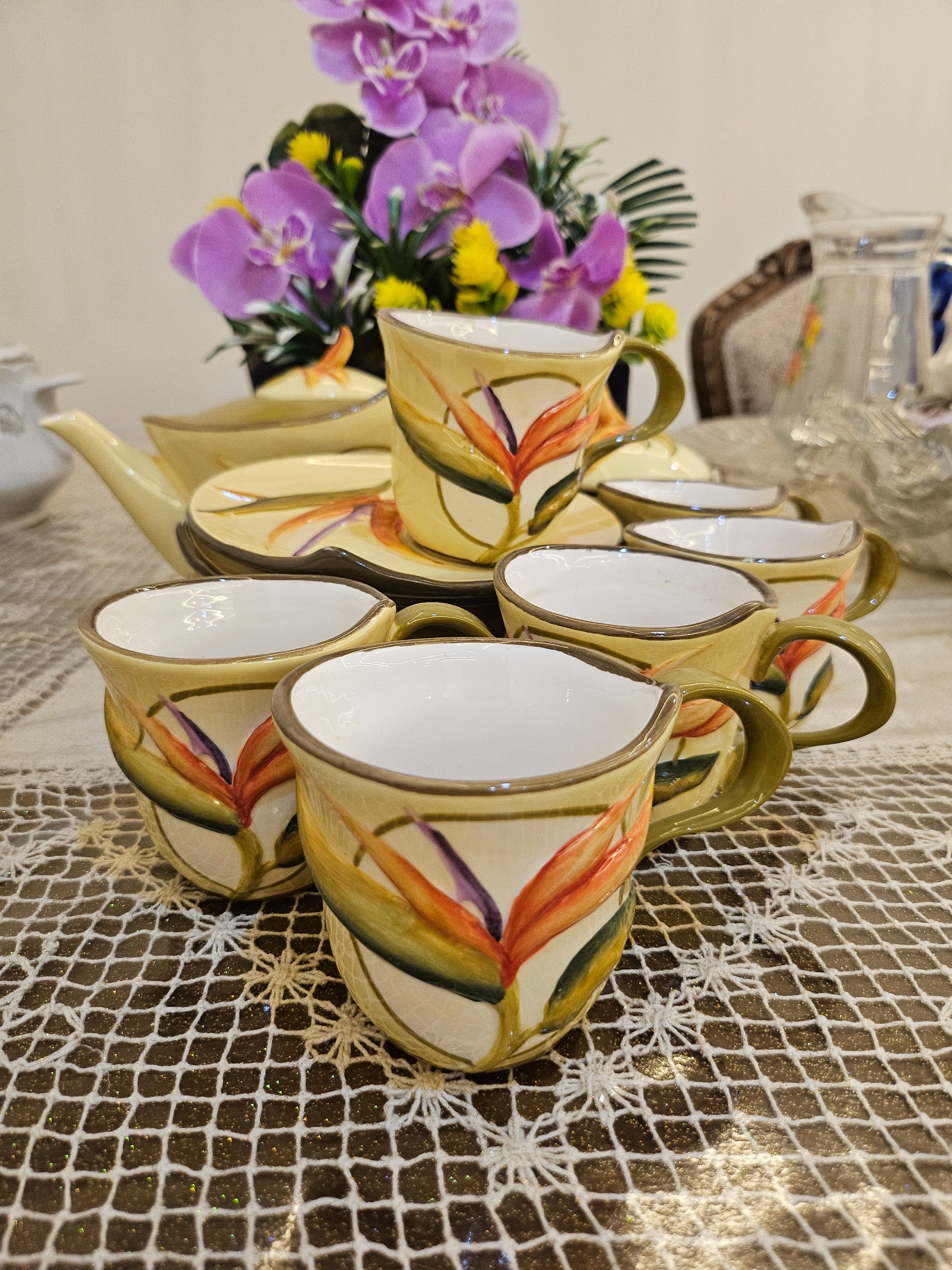 یکست فنجان و نعلبکی و قوری و شکرپاش