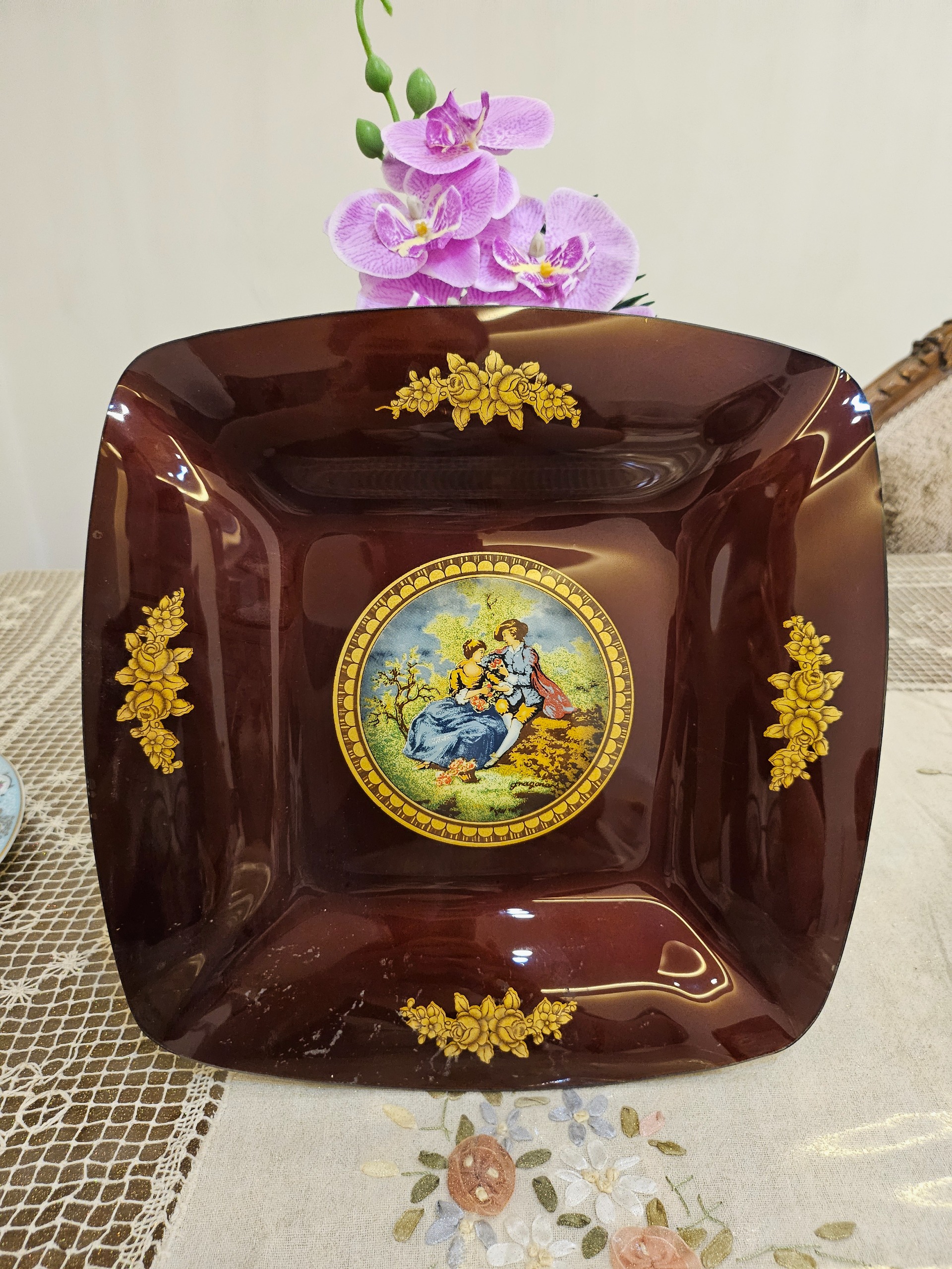 دوعدد شیرینی خوری