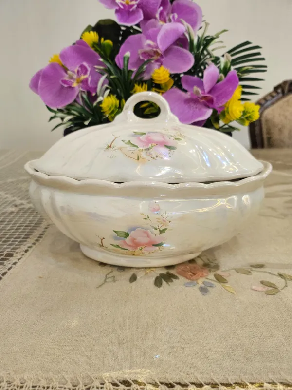 یکعدد شکلاتخوری زمان پهلوی