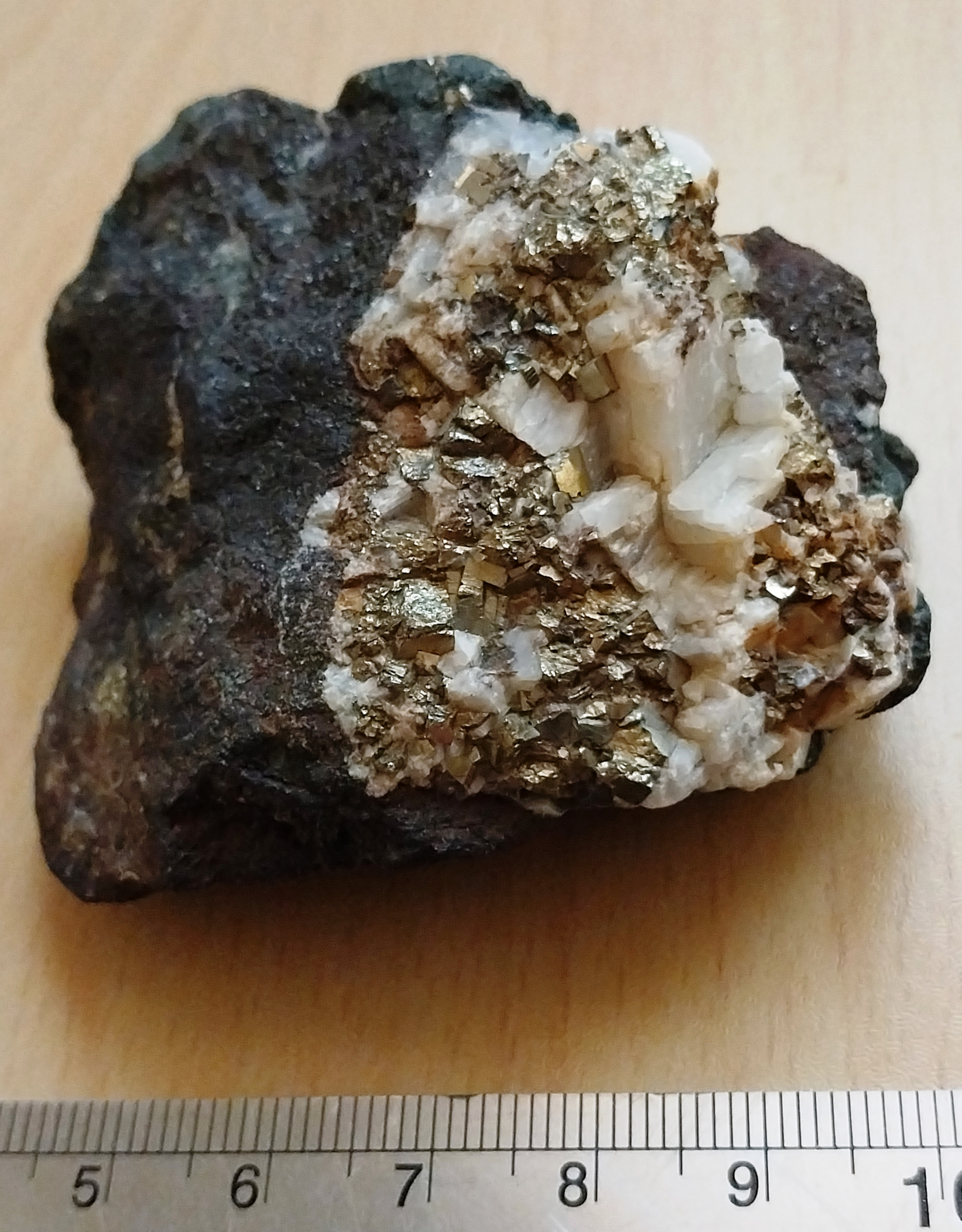 کانی پیریت به شکل بلورهای بسیار زیبا