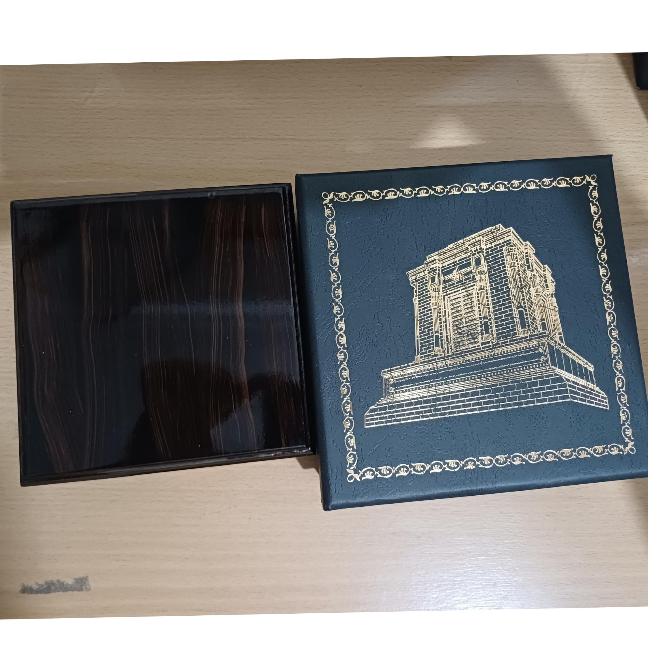 مدال برنزی فردوسی زیبا با جعبه شناسنامه