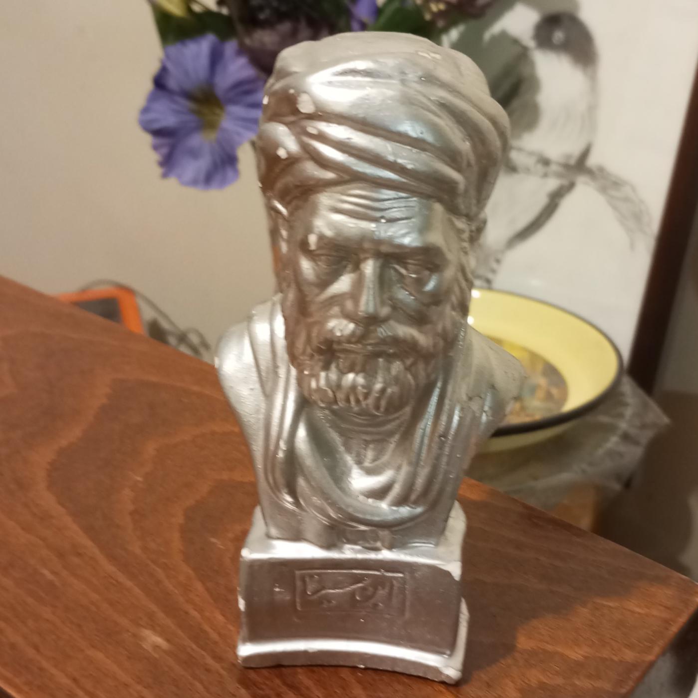 تندیس قدیمی ابن سینا دهه شصت
