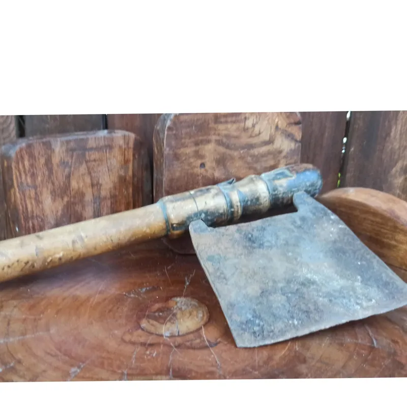 تبر قدیمی دسته کوتاه