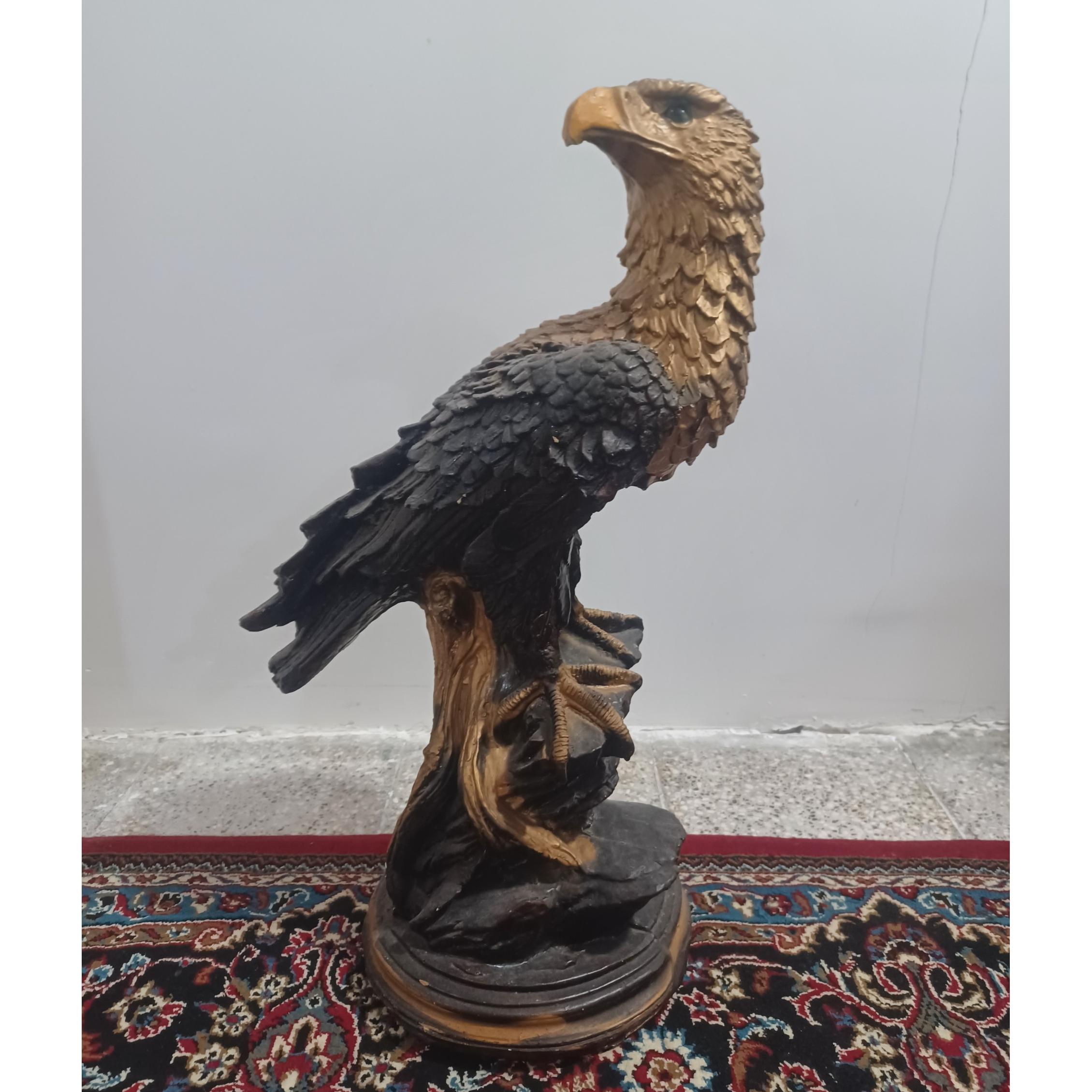مجسمه عقاب گلدکیش نماد وقار