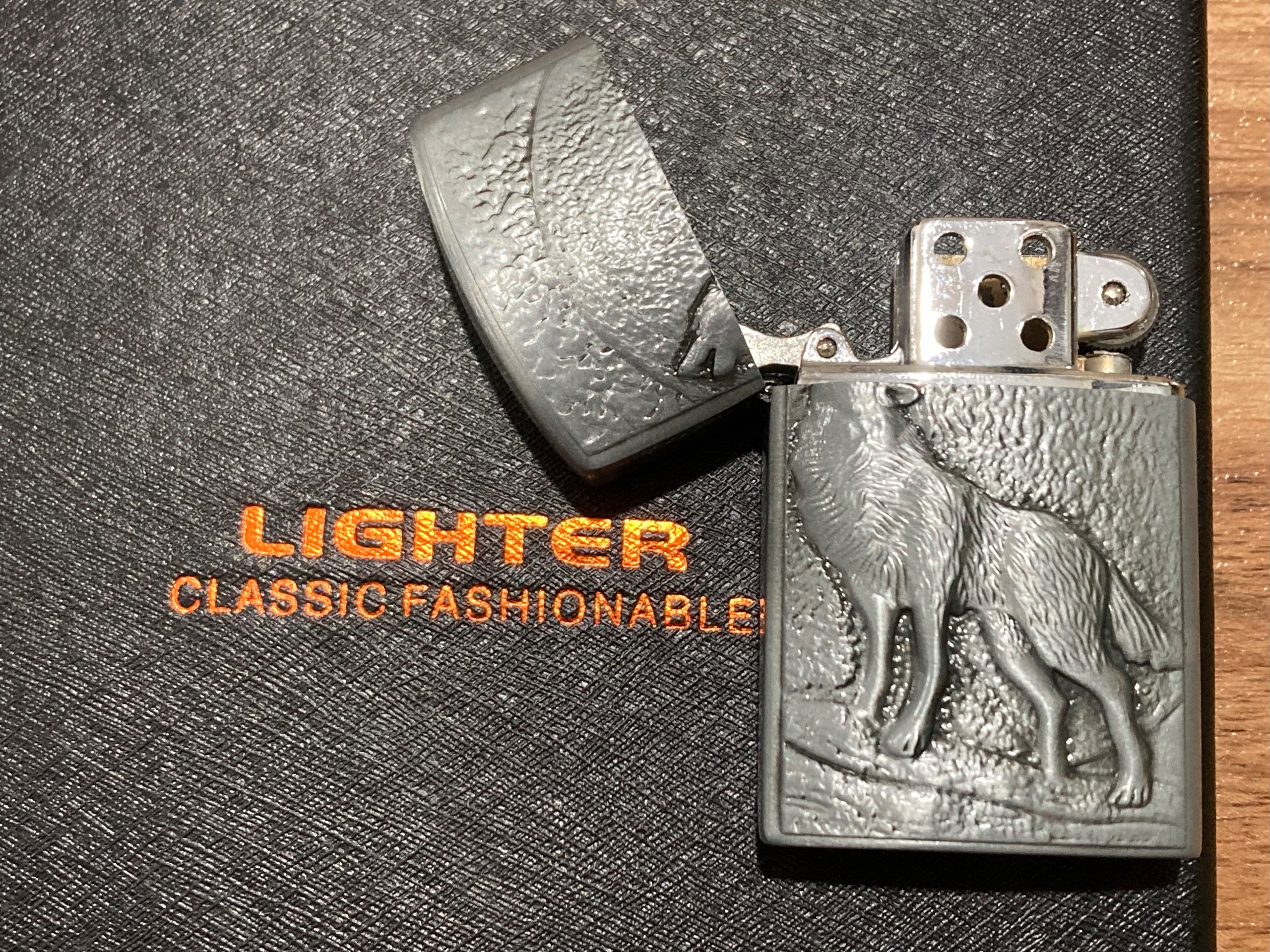 فندک Lighter همراه با چوب سیگار، سنگ و بنزین
