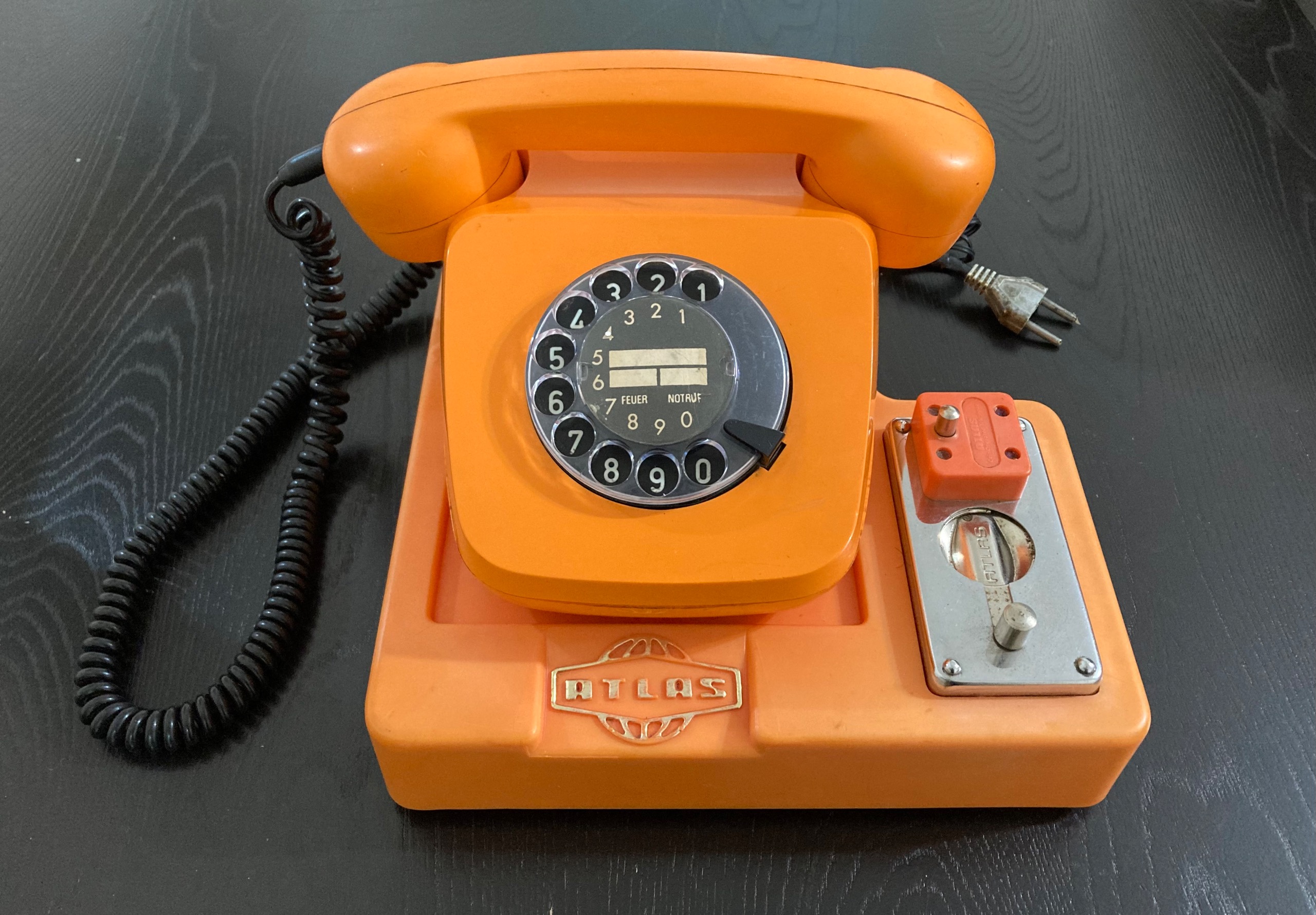 تلفن و قلک سکه ای قدیمی و کلکسیونی