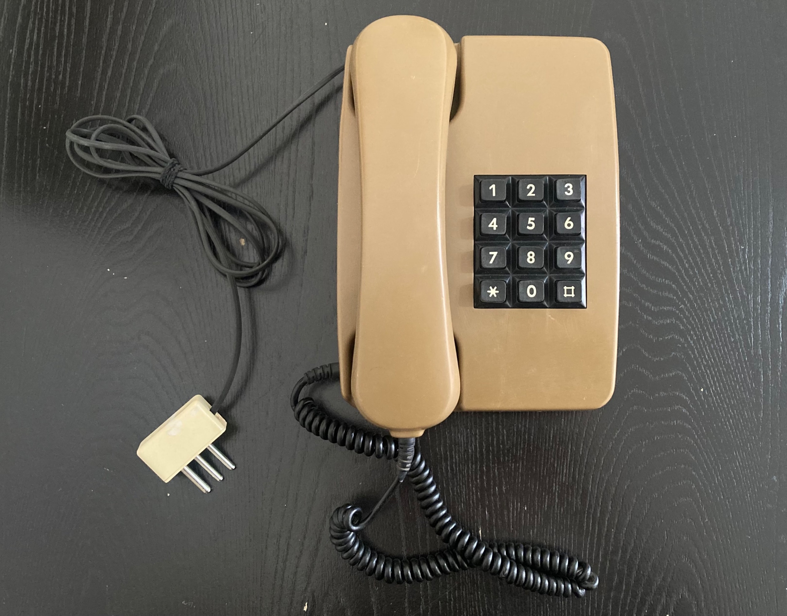 تلفن دکمه ای قدیمی و سالم، رنگ شکلاتی