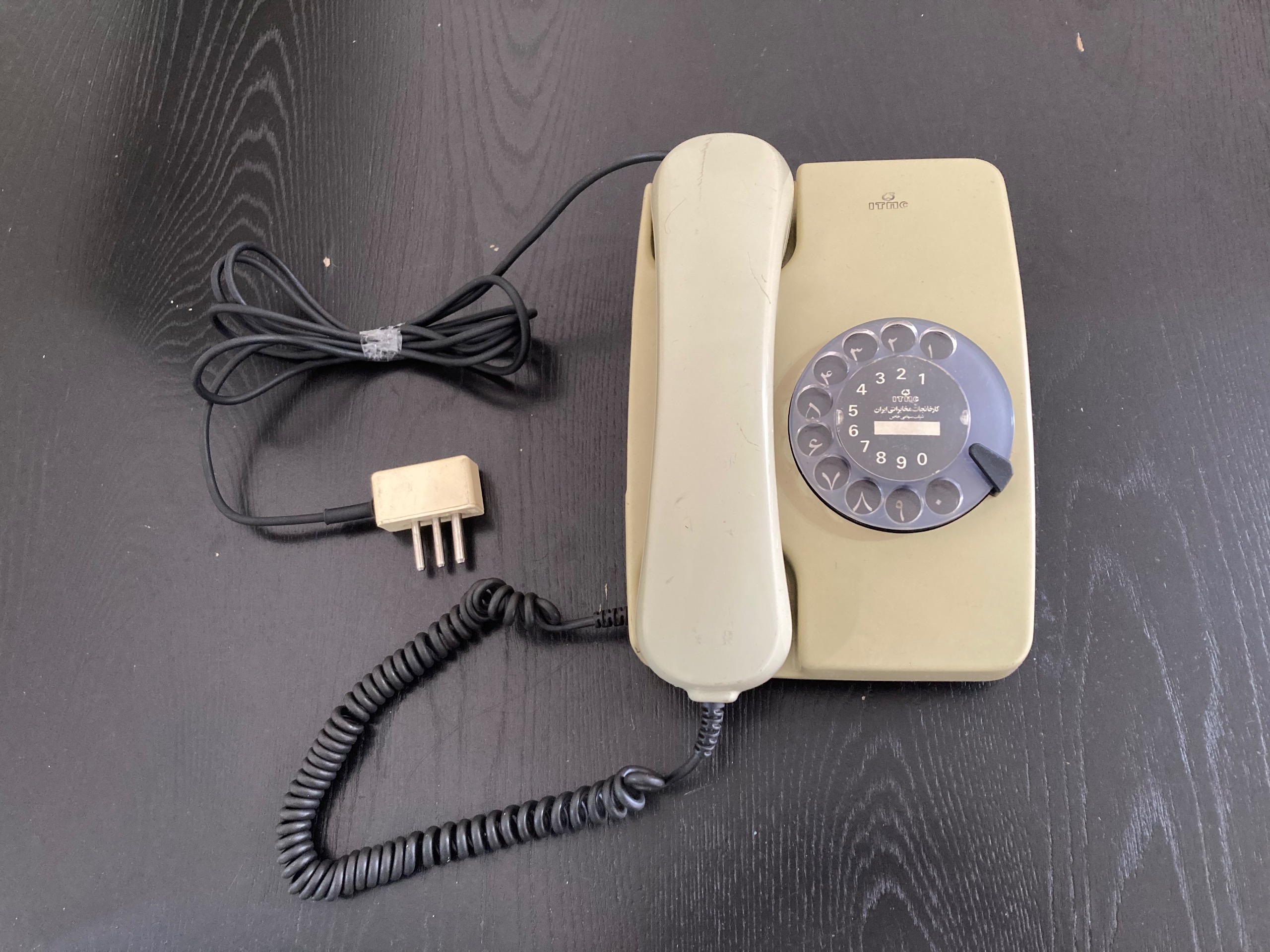 تلفن چرخشی قدیمی و سالم، رنگ گندمی