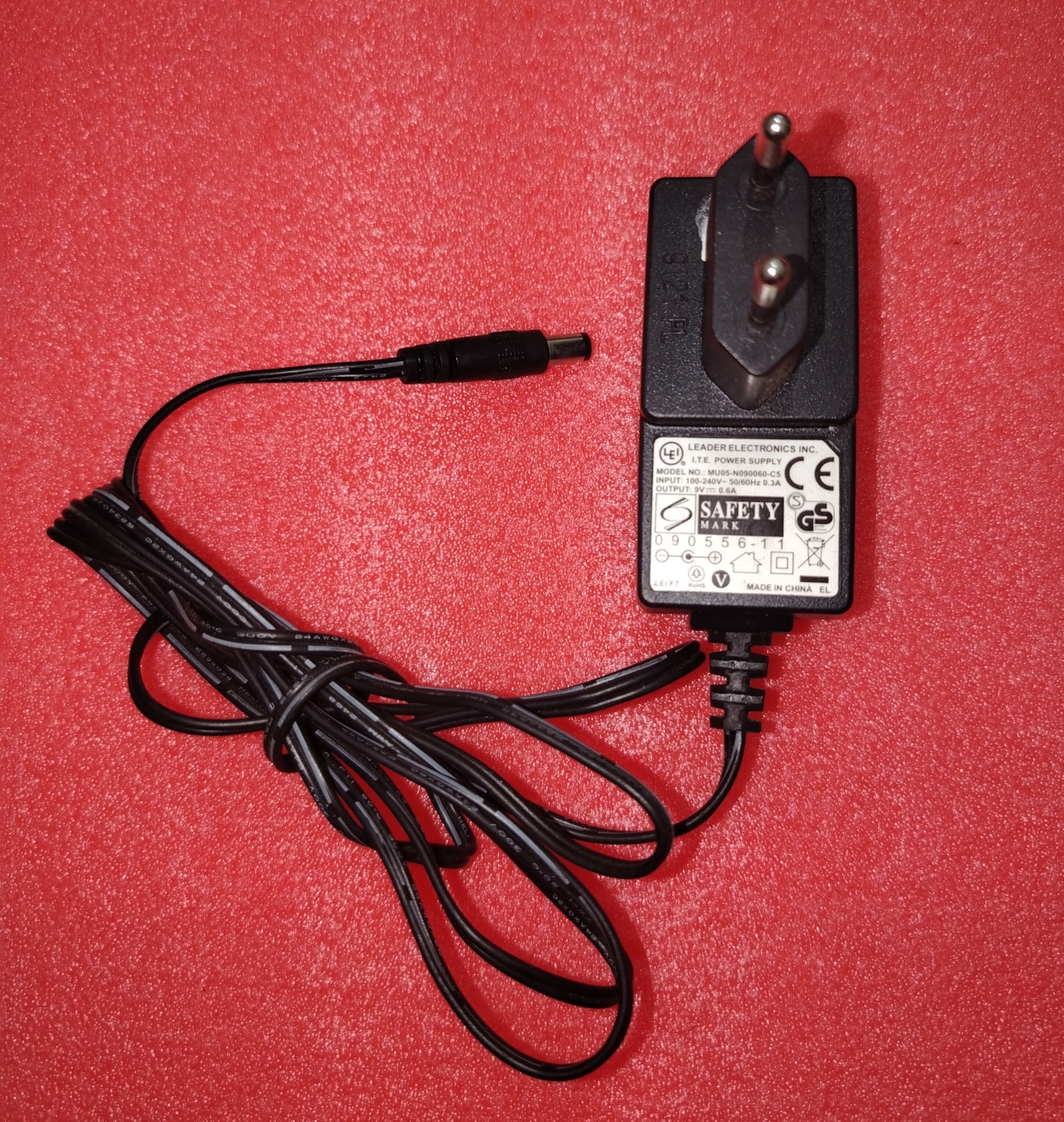 آداپتور 9 ولت 0.6 آمپر