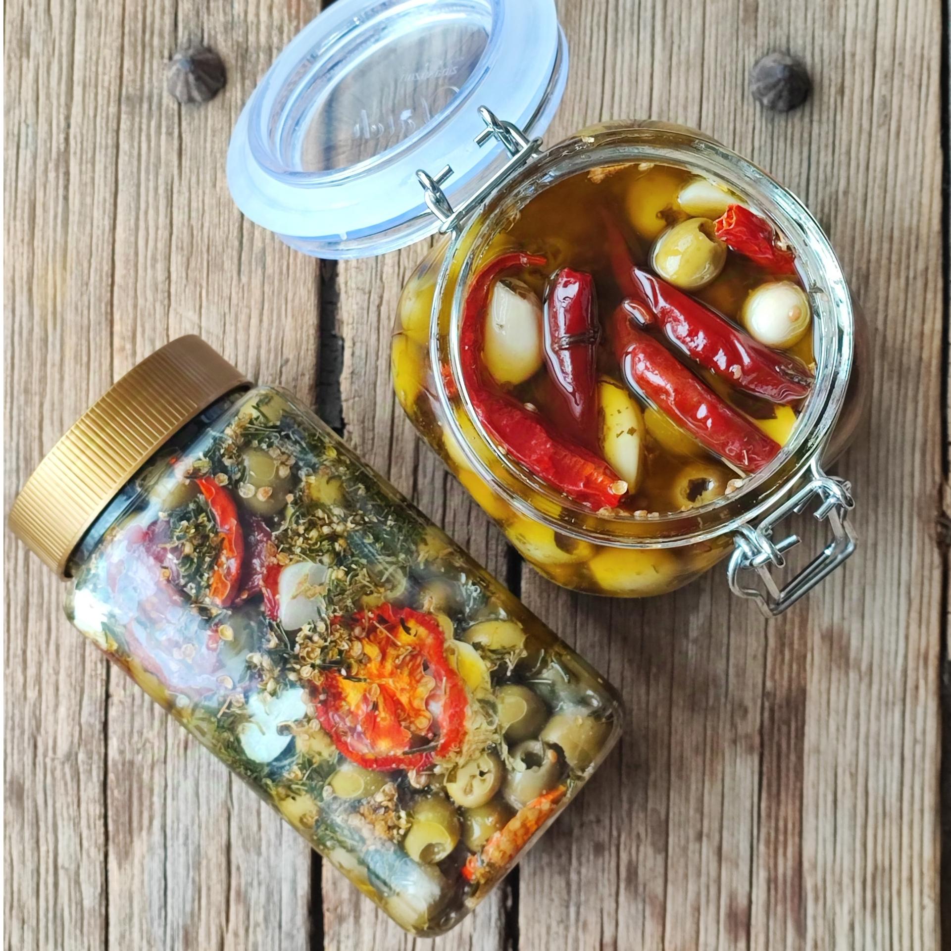 زیتون مزه دار شده در سیر و سبزیجات در روغن زیتون