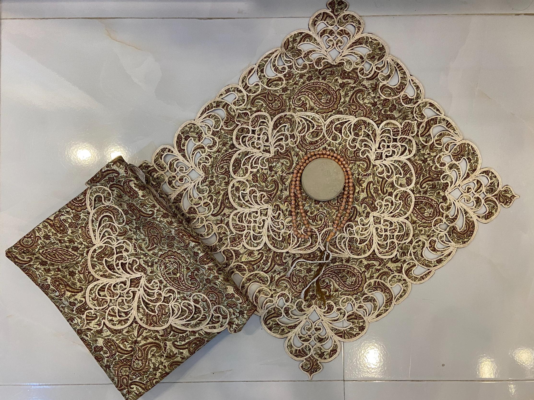 سجاده و جانماز و جای قرآنی و مهر و تسبیح