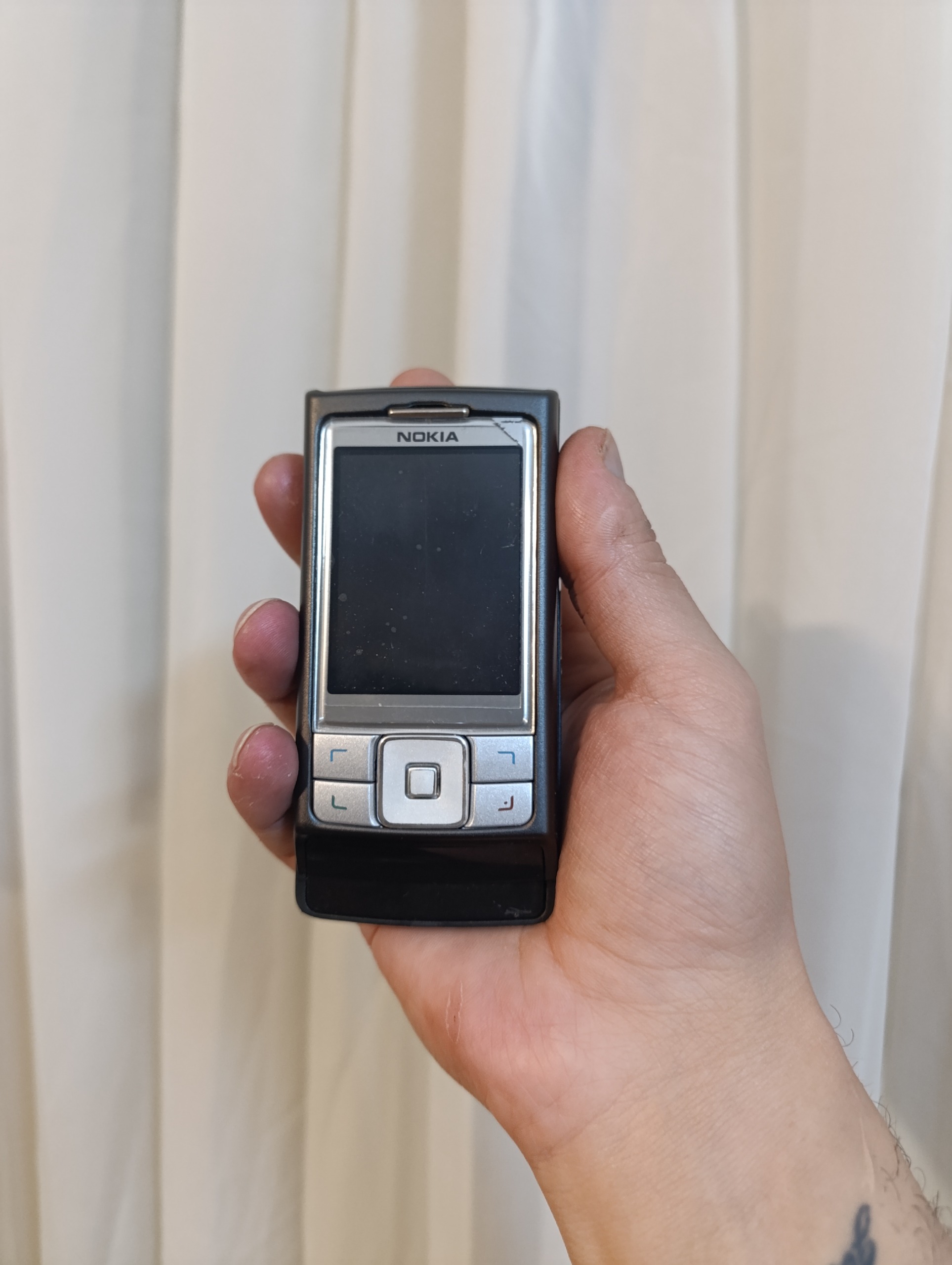 گوشی نوکیا 6270 بهمراه کارتن و سایر متعلقات فول