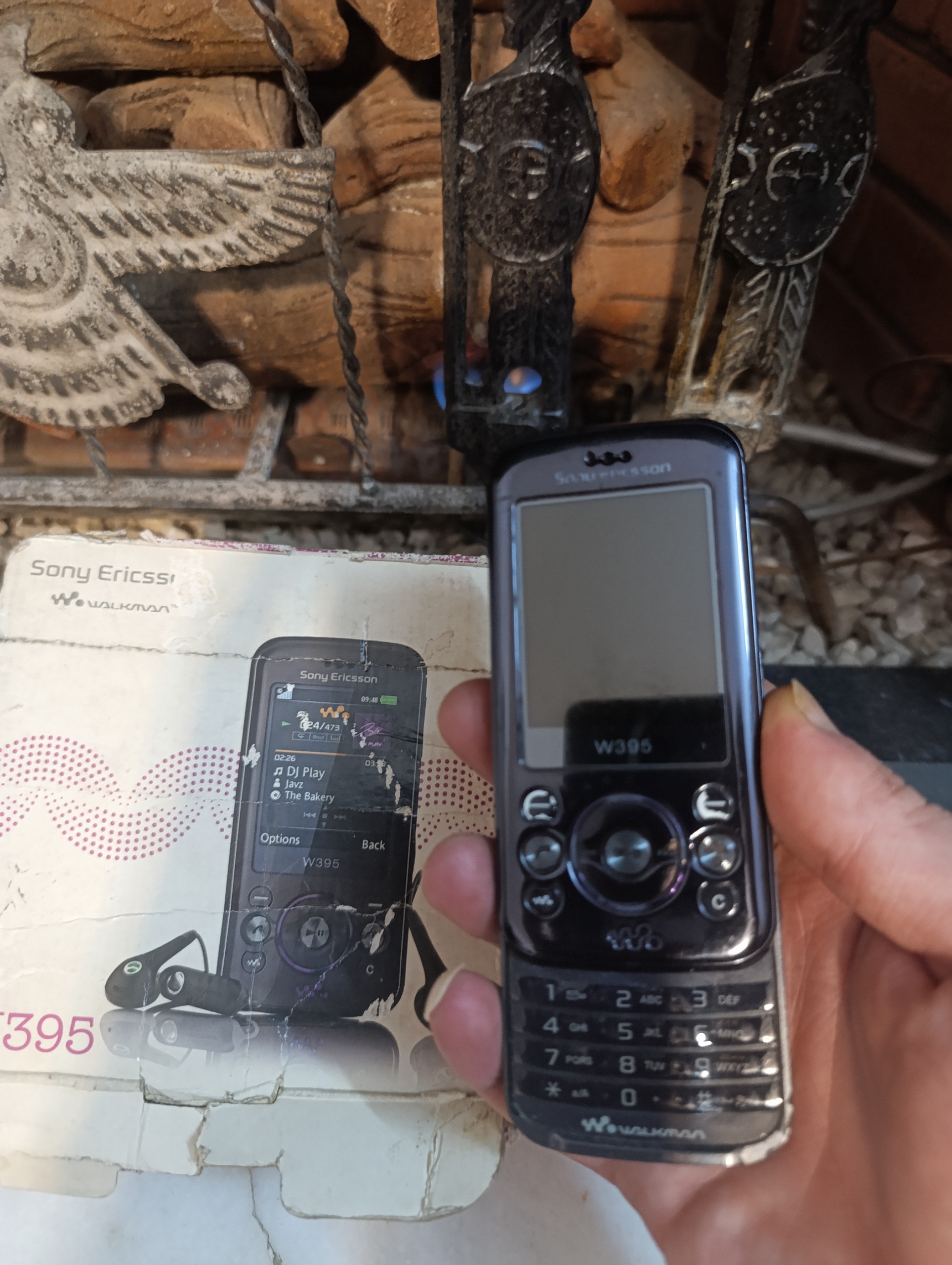 مزایده گوشیw395سونی اریکسون باقاب شاسی ومتعلقات
