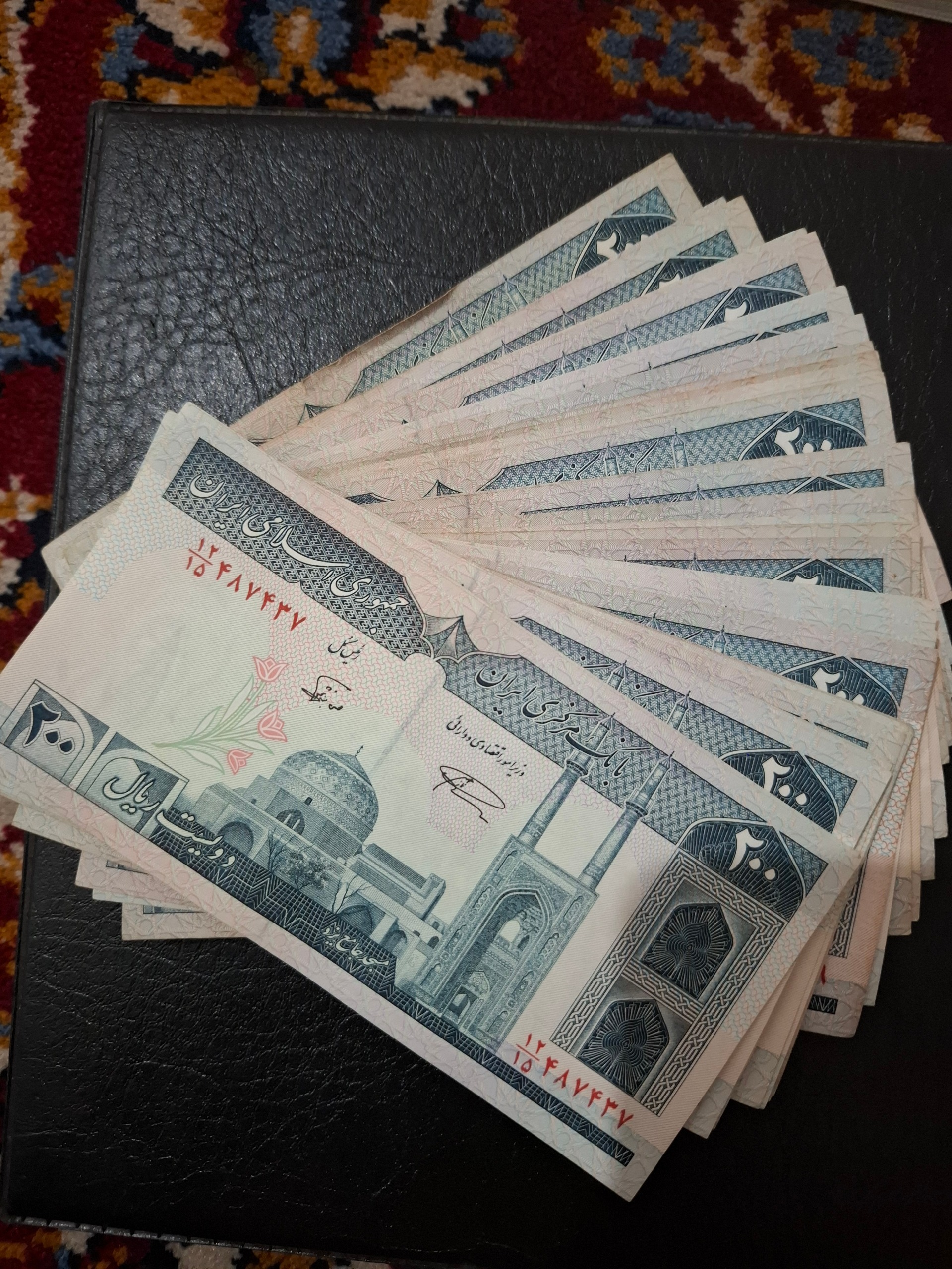 اسکناس 200 ریالی تعداد 49 عدد