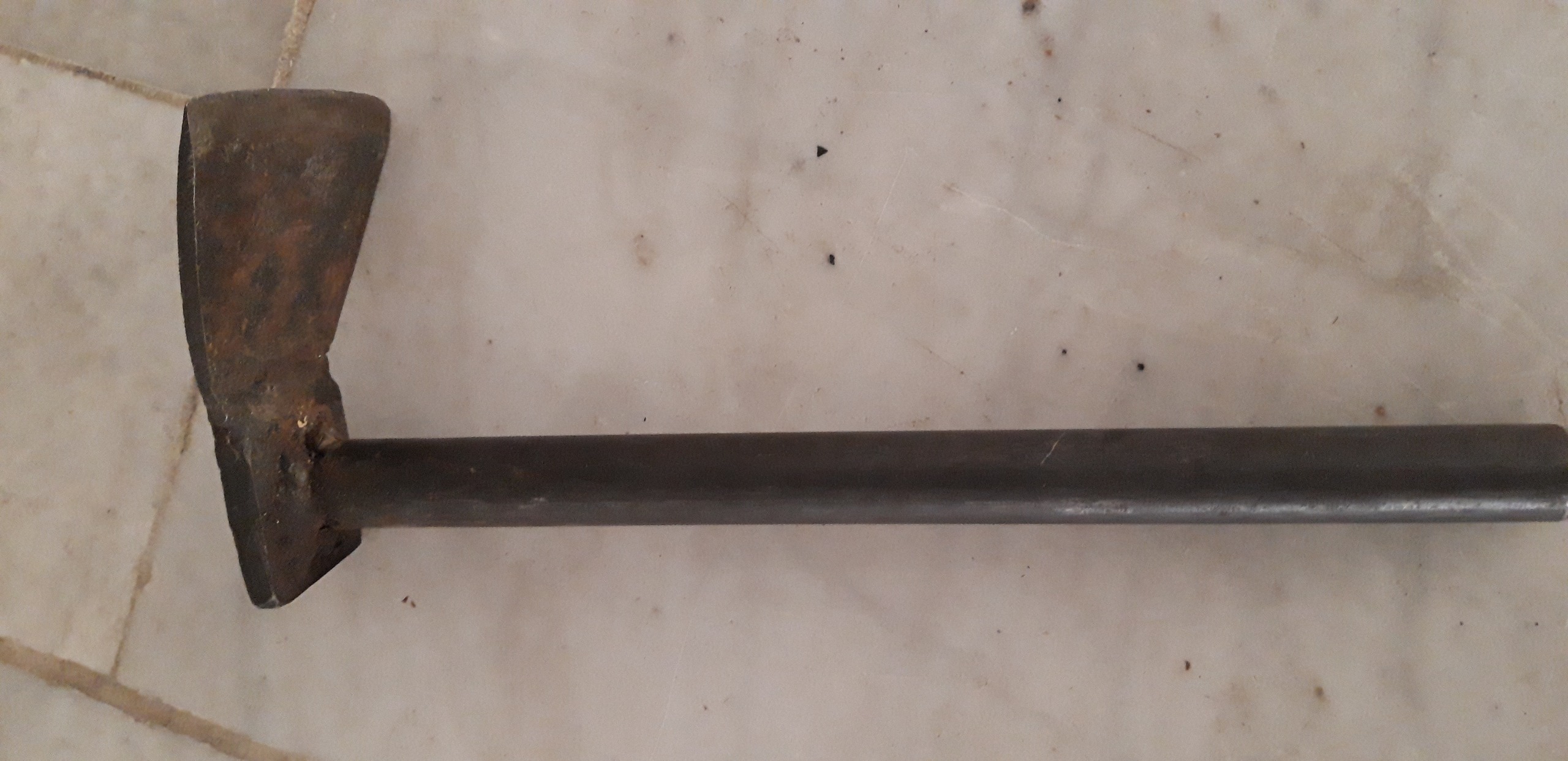 تیشه دستساز 37 ساله تیز و خوشدست