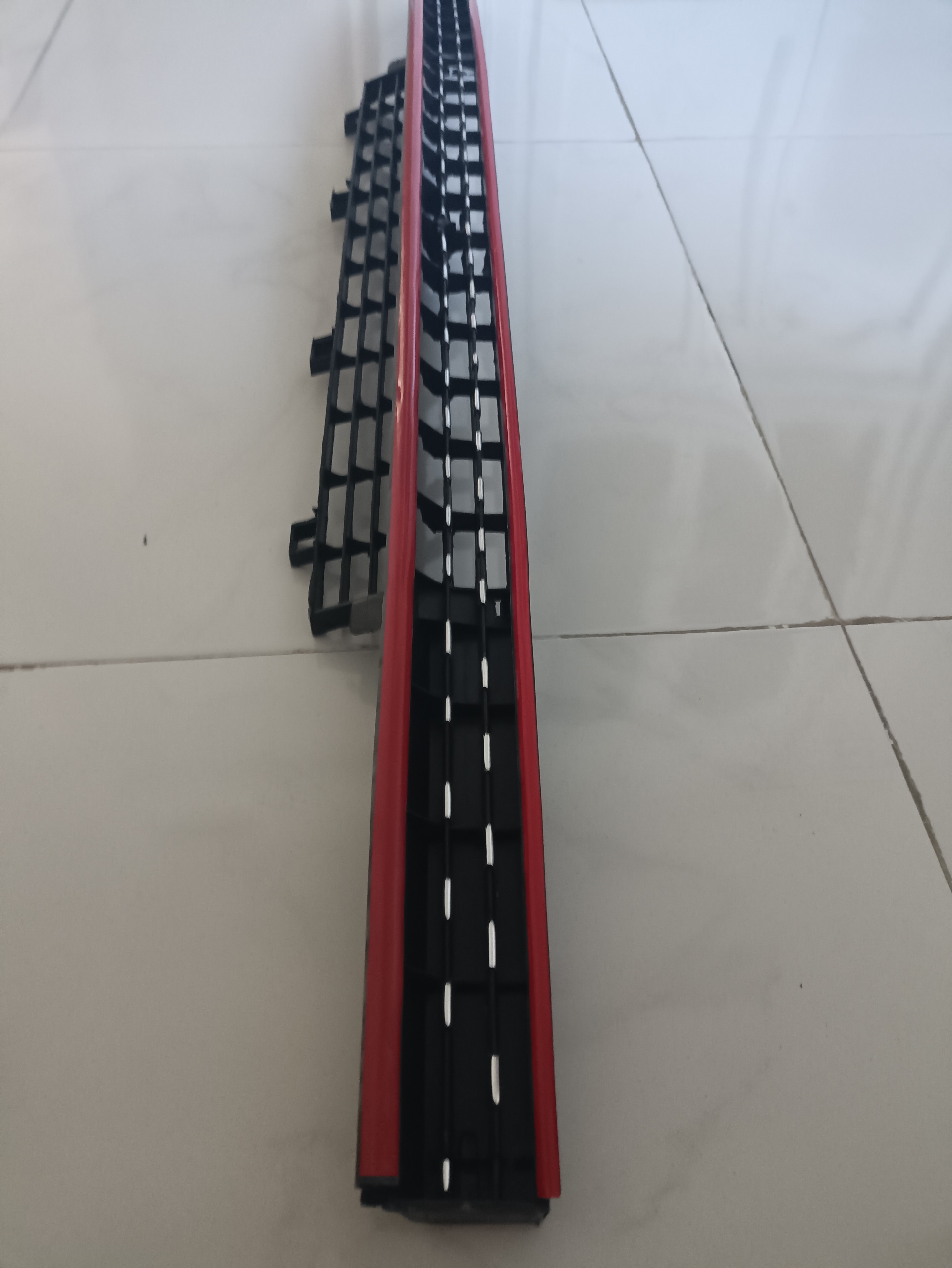 جلو پنجره پی کی مدل زه قرمز نگین دار