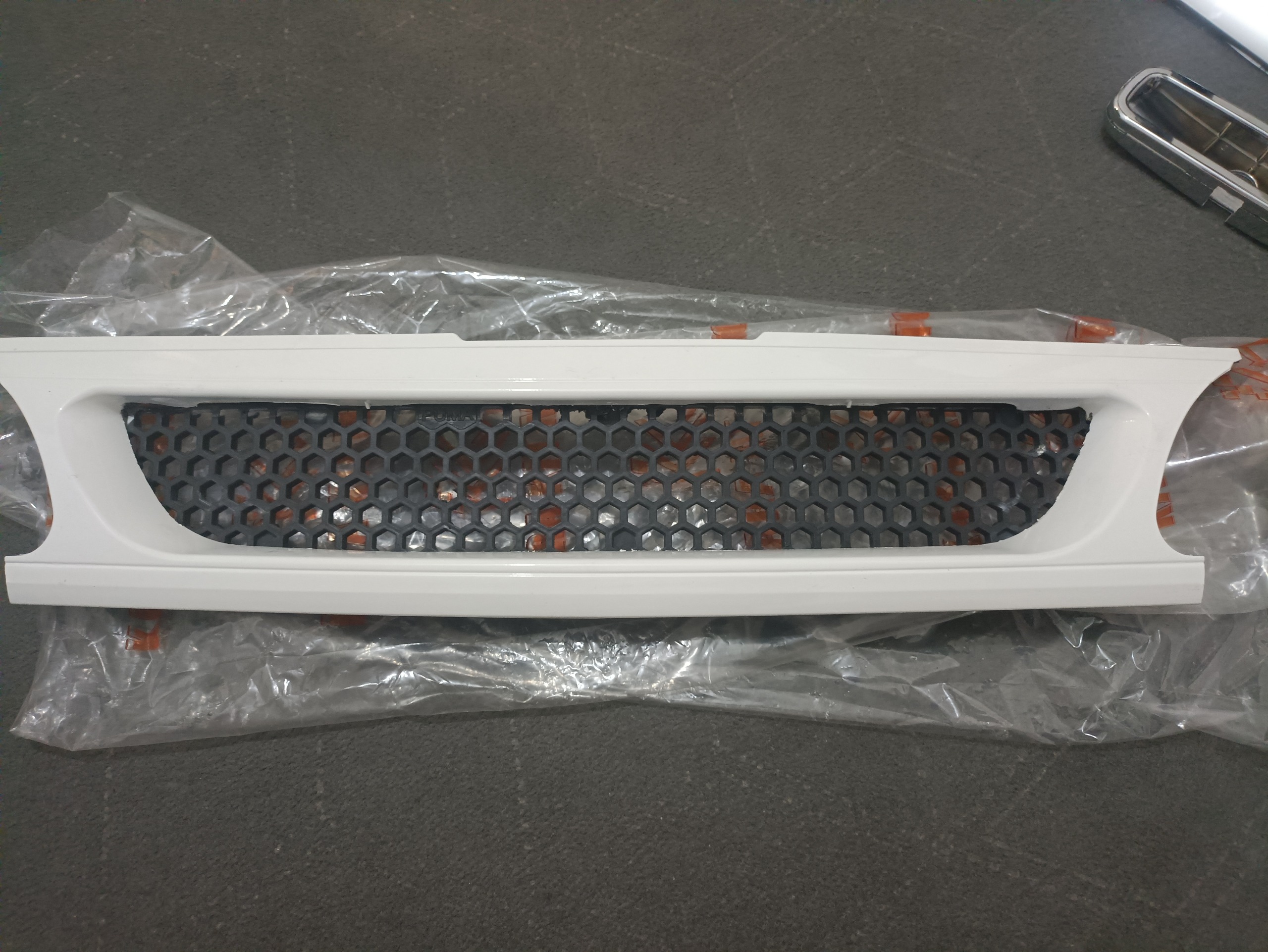 جلو پنجره پراید مدل توری زنبوری سفید مشکی