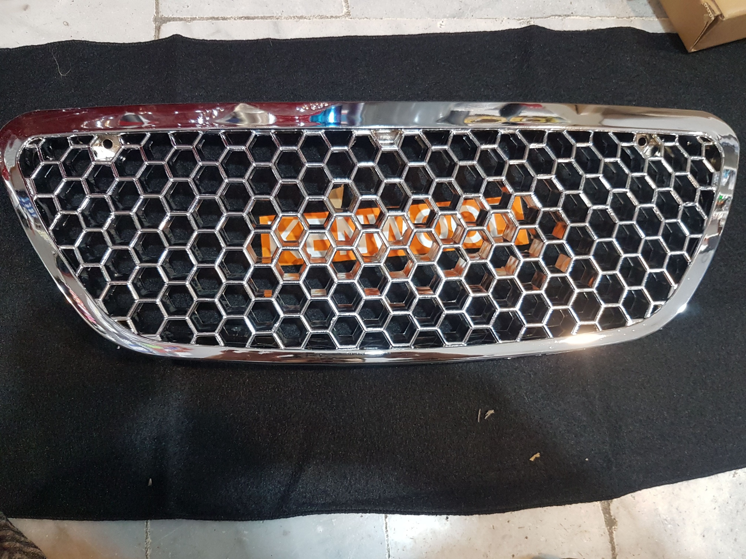 جلو پنجره توری زنبوری تیبا استیل