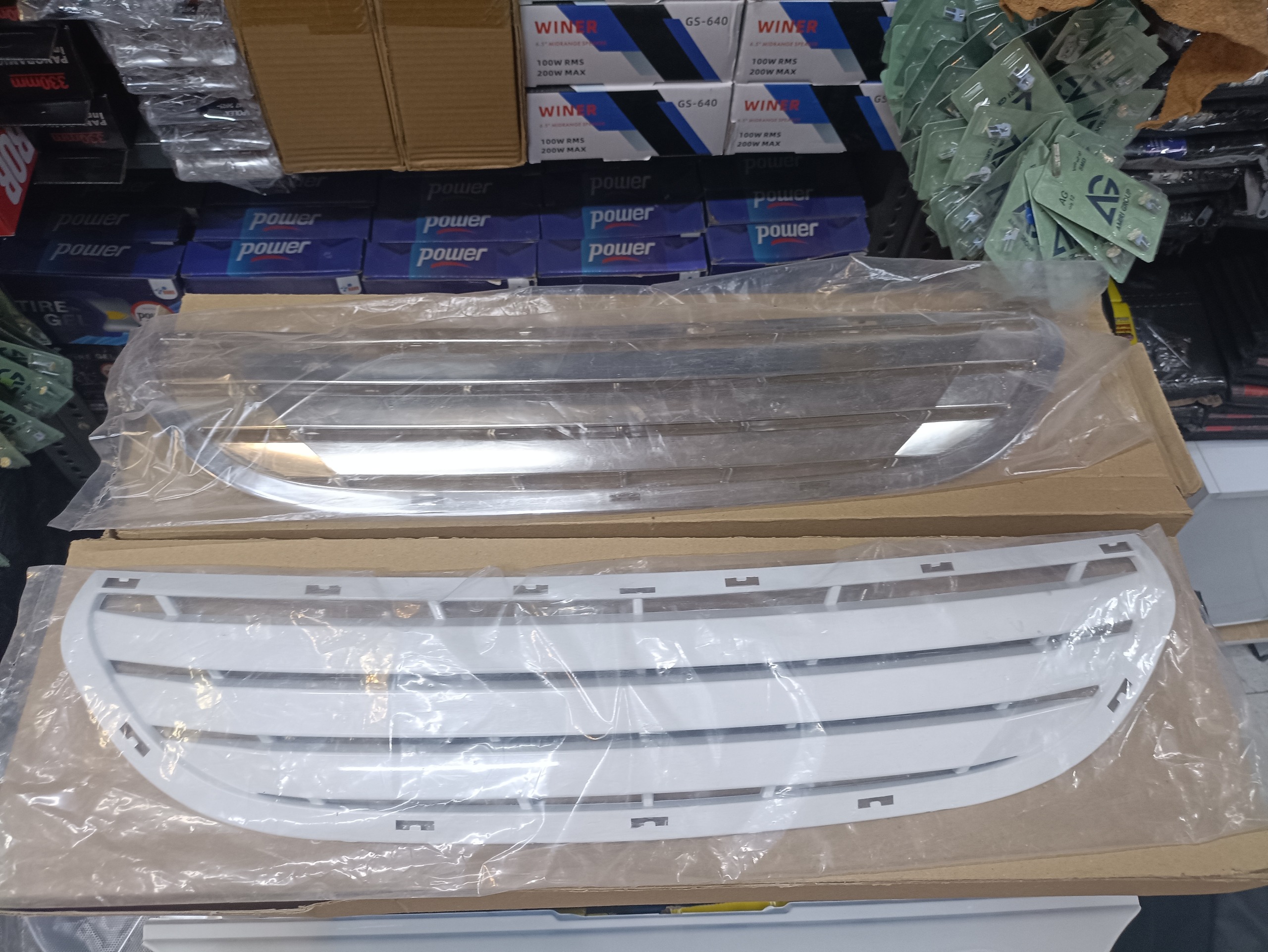 جلو پنجره اسپرت کوییک مدل سفید