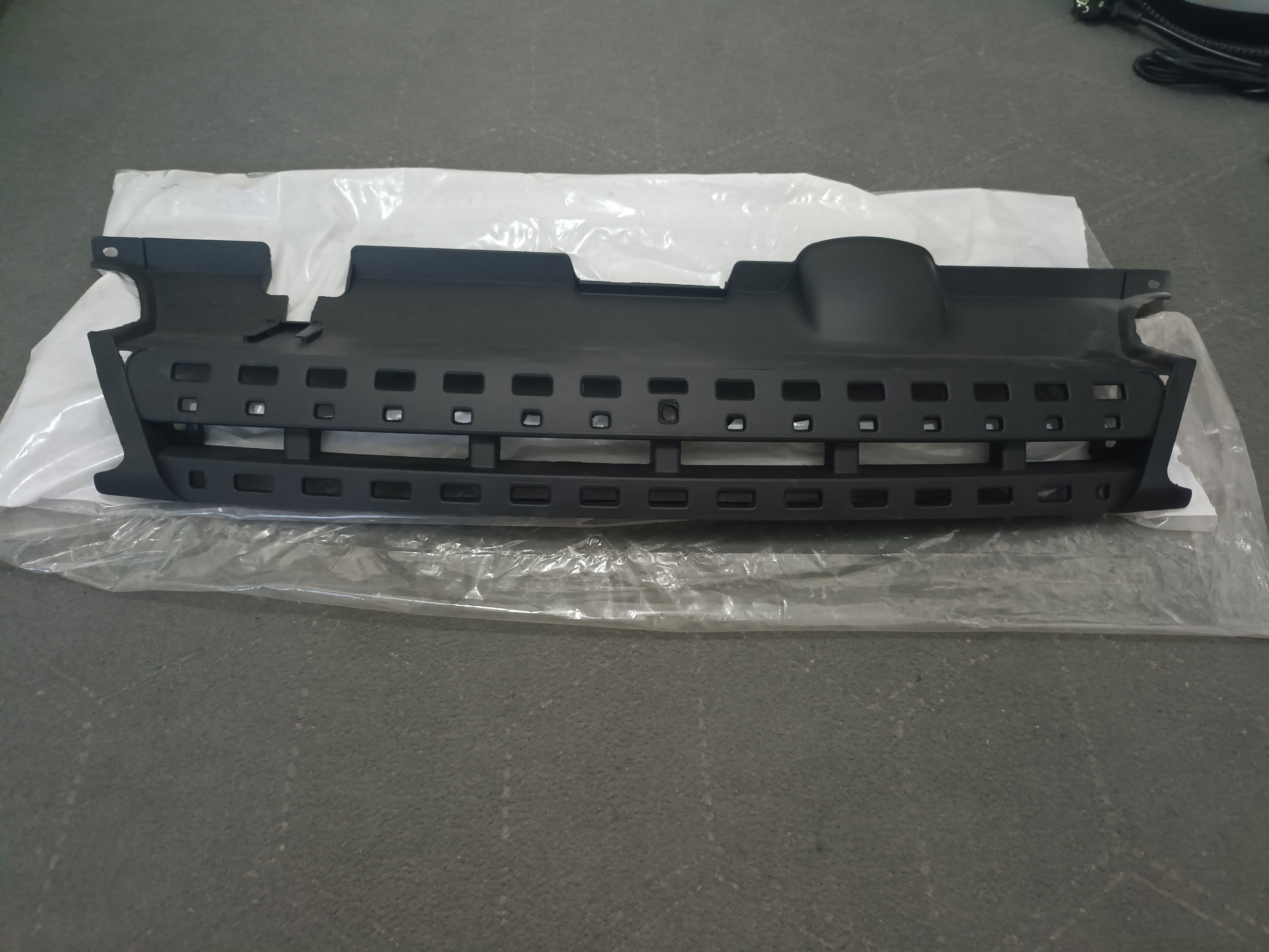 جلو پنجره پژو 405 رنجروی خام ( مشکی مات)