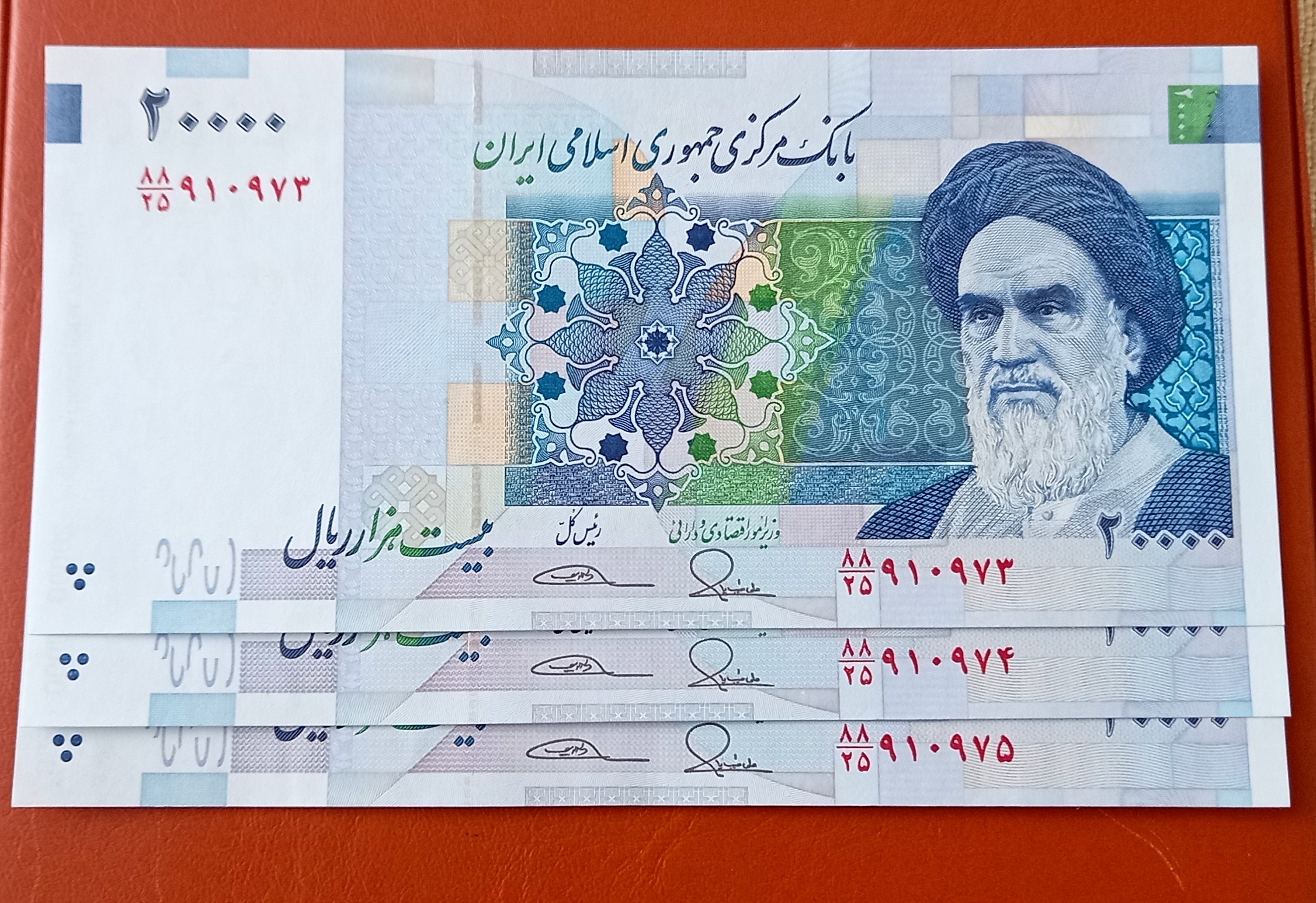 مجموعه 3 اسکناس بانکی نو 2 هزار تومانی