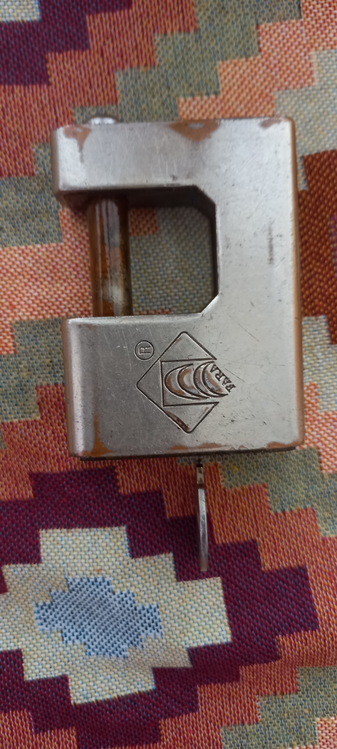 قفل کتابی سنگین قدیمی